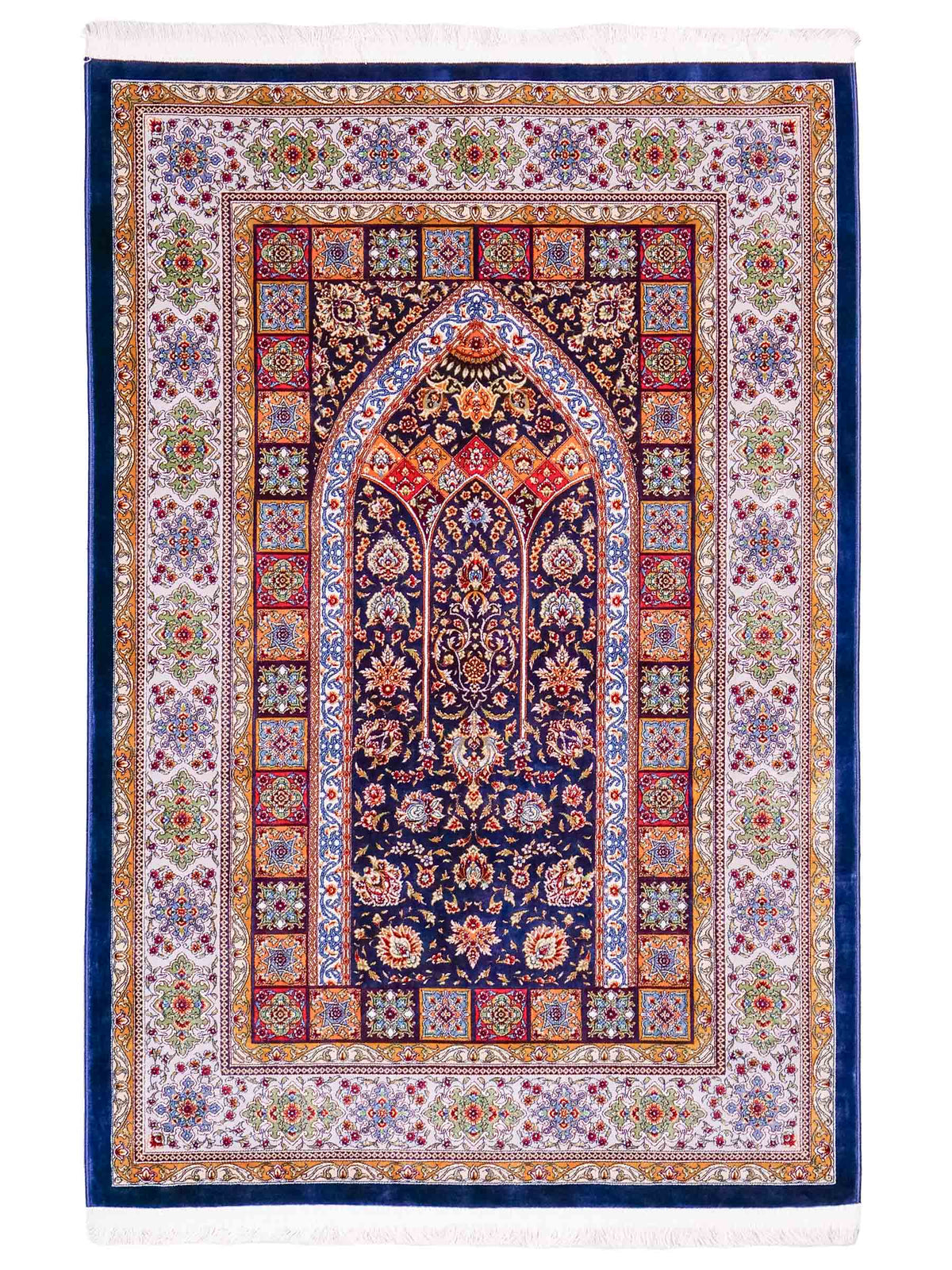Ghom Gebetsteppich "Mehrabi" 120 x 80 cm gewebt aus Bambusseide (Viskose), islamisches Design, Farbe: Blau-Mehrfarbig. Teppichnummer: V100NY096M. Persian Luxury Collection by Khademi. Made in Iran / Persia – Vertrieb durch JUPITER Intl.