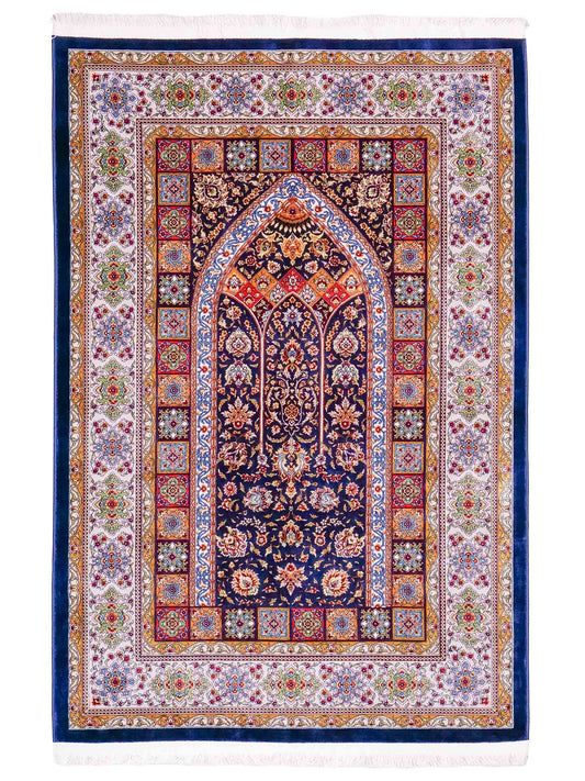 Ghom Gebetsteppich "Mehrabi" 120 x 80 cm gewebt aus Bambusseide (Viskose), islamisches Design, Farbe: Blau-Mehrfarbig. Teppichnummer: V100NY096M. Persian Luxury Collection by Khademi. Made in Iran / Persia – Vertrieb durch JUPITER Intl.