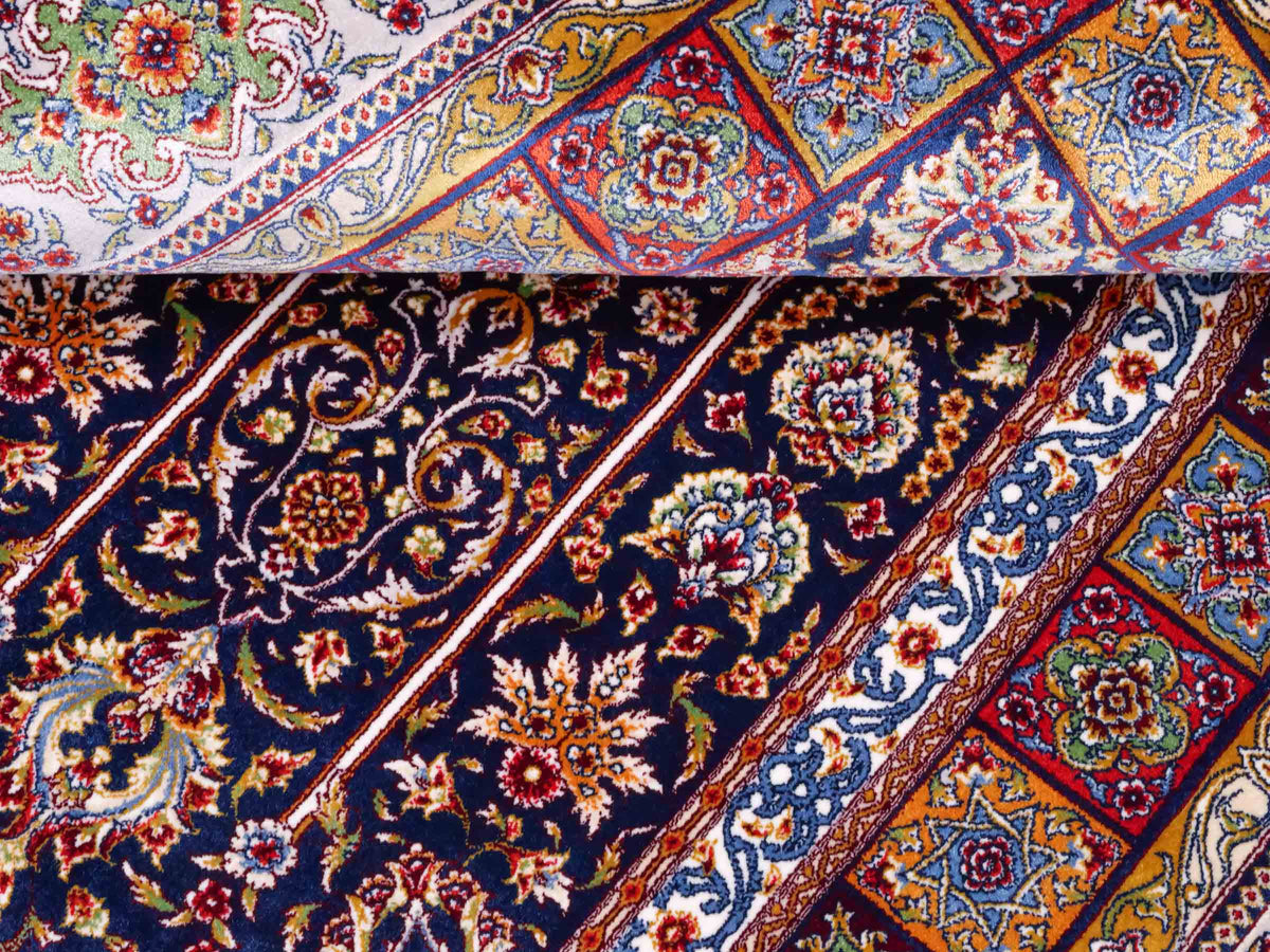 Ghom Gebetsteppich "Mehrabi" 120 x 80 cm gewebt aus Bambusseide (Viskose), islamisches Design, Farbe: Blau-Mehrfarbig. Teppichnummer: V100NY096M. Persian Luxury Collection by Khademi. Made in Iran / Persia – Vertrieb durch JUPITER Intl.