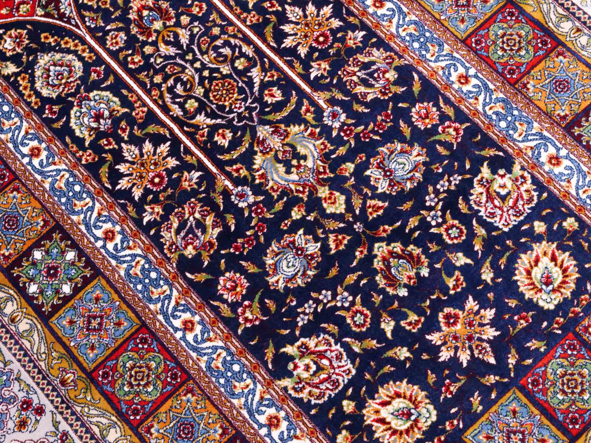Ghom Gebetsteppich "Mehrabi" 120 x 80 cm gewebt aus Bambusseide (Viskose), islamisches Design, Farbe: Blau-Mehrfarbig. Teppichnummer: V100NY096M. Persian Luxury Collection by Khademi. Made in Iran / Persia – Vertrieb durch JUPITER Intl.