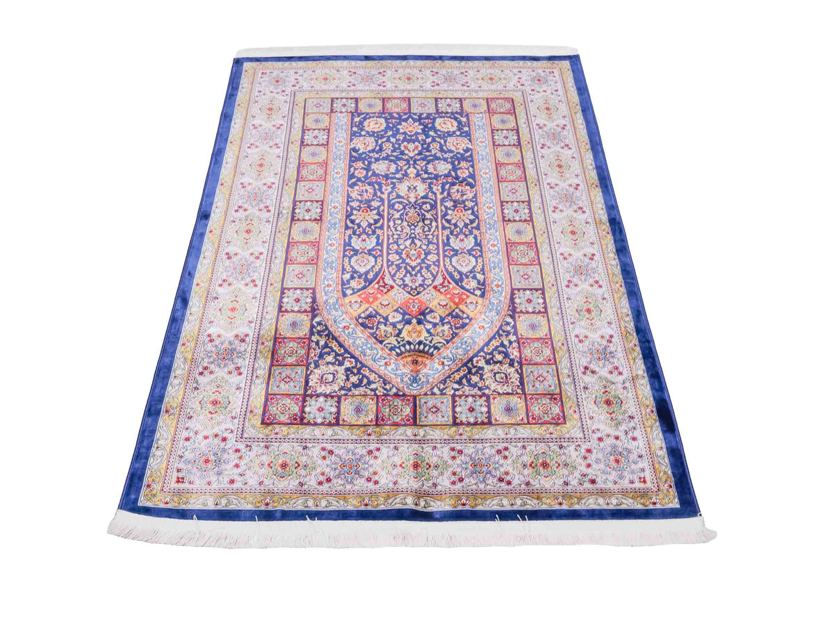 Ghom Gebetsteppich "Mehrabi" 120 x 80 cm gewebt aus Bambusseide (Viskose), islamisches Design, Farbe: Blau-Mehrfarbig. Teppichnummer: V100NY096M. Persian Luxury Collection by Khademi. Made in Iran / Persia – Vertrieb durch JUPITER Intl.