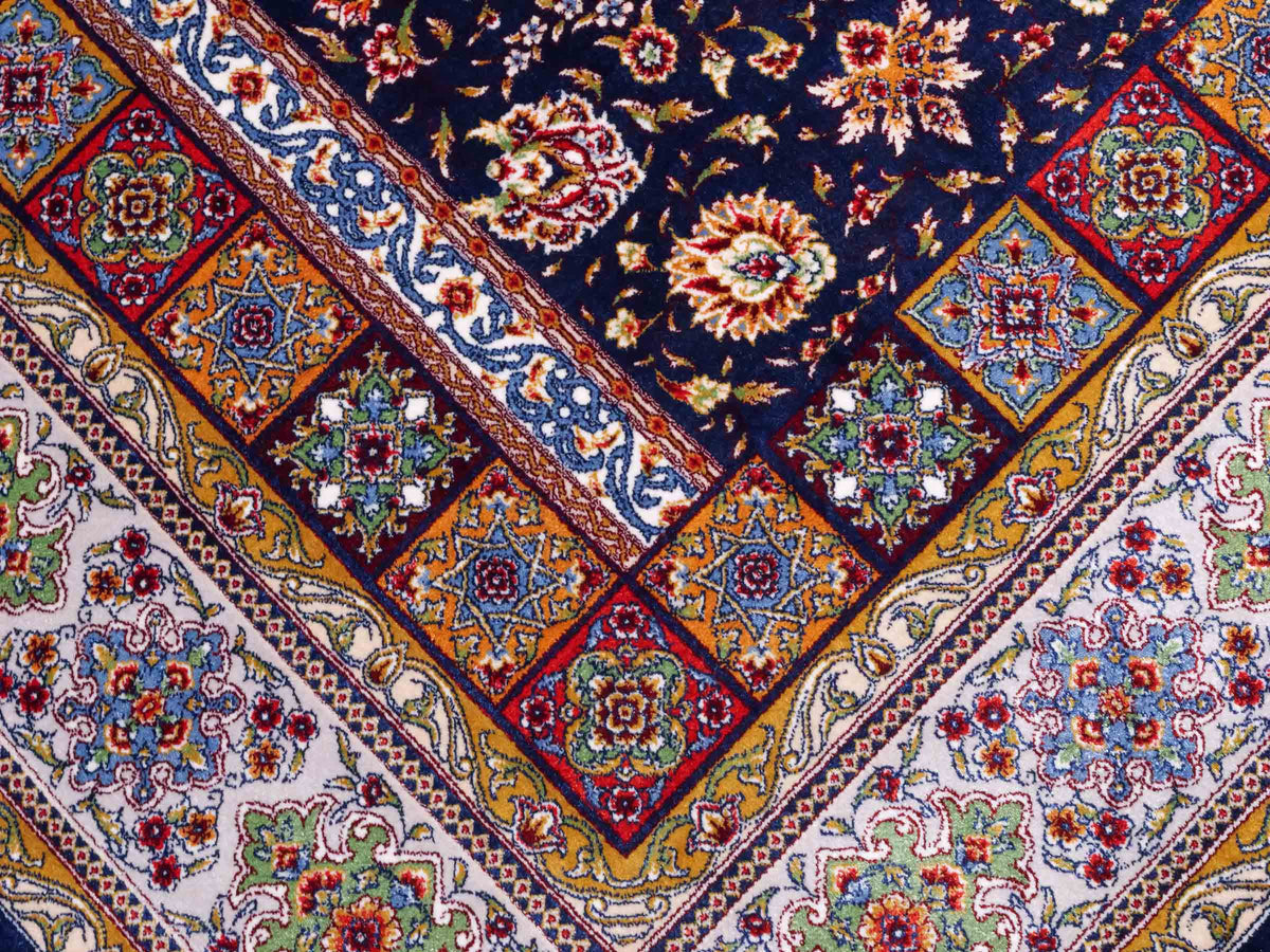 Ghom Gebetsteppich "Mehrabi" 120 x 80 cm gewebt aus Bambusseide (Viskose), islamisches Design, Farbe: Blau-Mehrfarbig. Teppichnummer: V100NY096M. Persian Luxury Collection by Khademi. Made in Iran / Persia – Vertrieb durch JUPITER Intl.