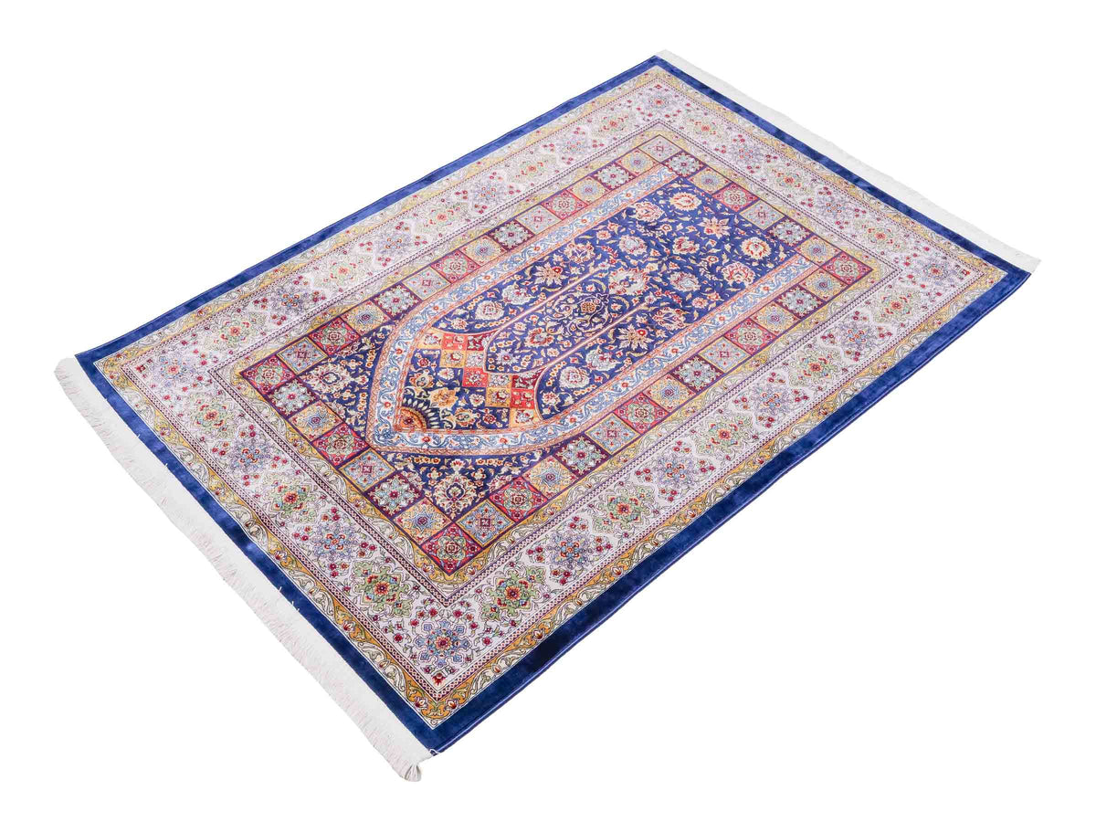 Ghom Gebetsteppich "Mehrabi" 120 x 80 cm gewebt aus Bambusseide (Viskose), islamisches Design, Farbe: Blau-Mehrfarbig. Teppichnummer: V100NY096M. Persian Luxury Collection by Khademi. Made in Iran / Persia – Vertrieb durch JUPITER Intl.