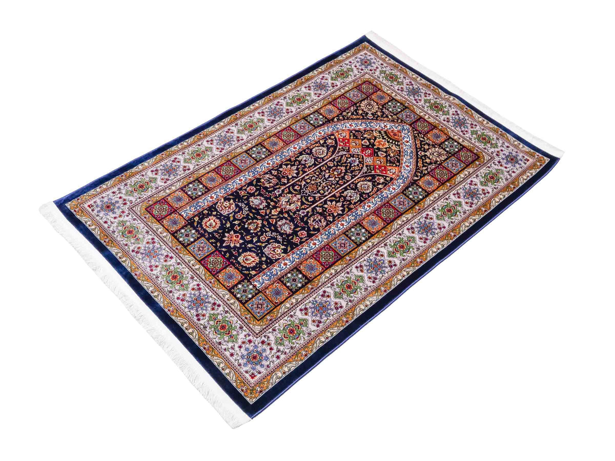 Ghom Gebetsteppich "Mehrabi" 120 x 80 cm gewebt aus Bambusseide (Viskose), islamisches Design, Farbe: Blau-Mehrfarbig. Teppichnummer: V100NY096M. Persian Luxury Collection by Khademi. Made in Iran / Persia – Vertrieb durch JUPITER Intl.