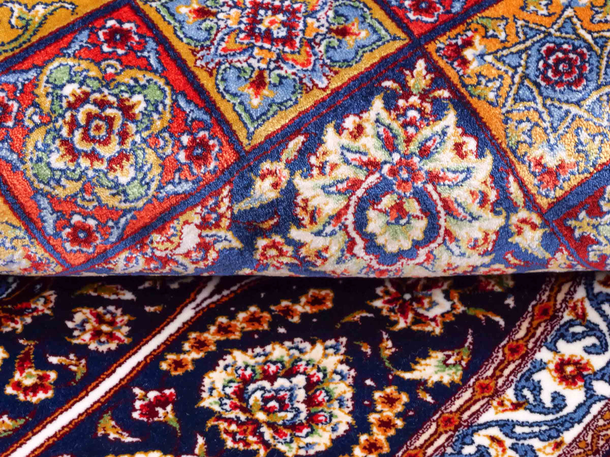 Ghom Gebetsteppich "Mehrabi" 120 x 80 cm gewebt aus Bambusseide (Viskose), islamisches Design, Farbe: Blau-Mehrfarbig. Teppichnummer: V100NY096M. Persian Luxury Collection by Khademi. Made in Iran / Persia – Vertrieb durch JUPITER Intl.