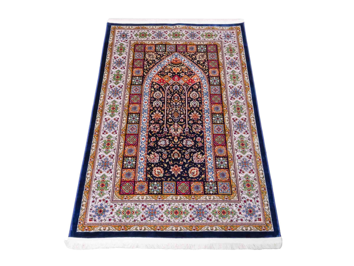 Ghom Gebetsteppich "Mehrabi" 120 x 80 cm gewebt aus Bambusseide (Viskose), islamisches Design, Farbe: Blau-Mehrfarbig. Teppichnummer: V100NY096M. Persian Luxury Collection by Khademi. Made in Iran / Persia – Vertrieb durch JUPITER Intl.