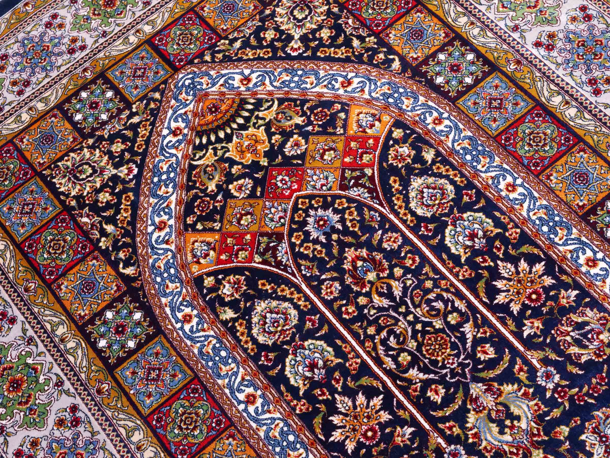 Ghom Gebetsteppich "Mehrabi" 120 x 80 cm gewebt aus Bambusseide (Viskose), islamisches Design, Farbe: Blau-Mehrfarbig. Teppichnummer: V100NY096M. Persian Luxury Collection by Khademi. Made in Iran / Persia – Vertrieb durch JUPITER Intl.