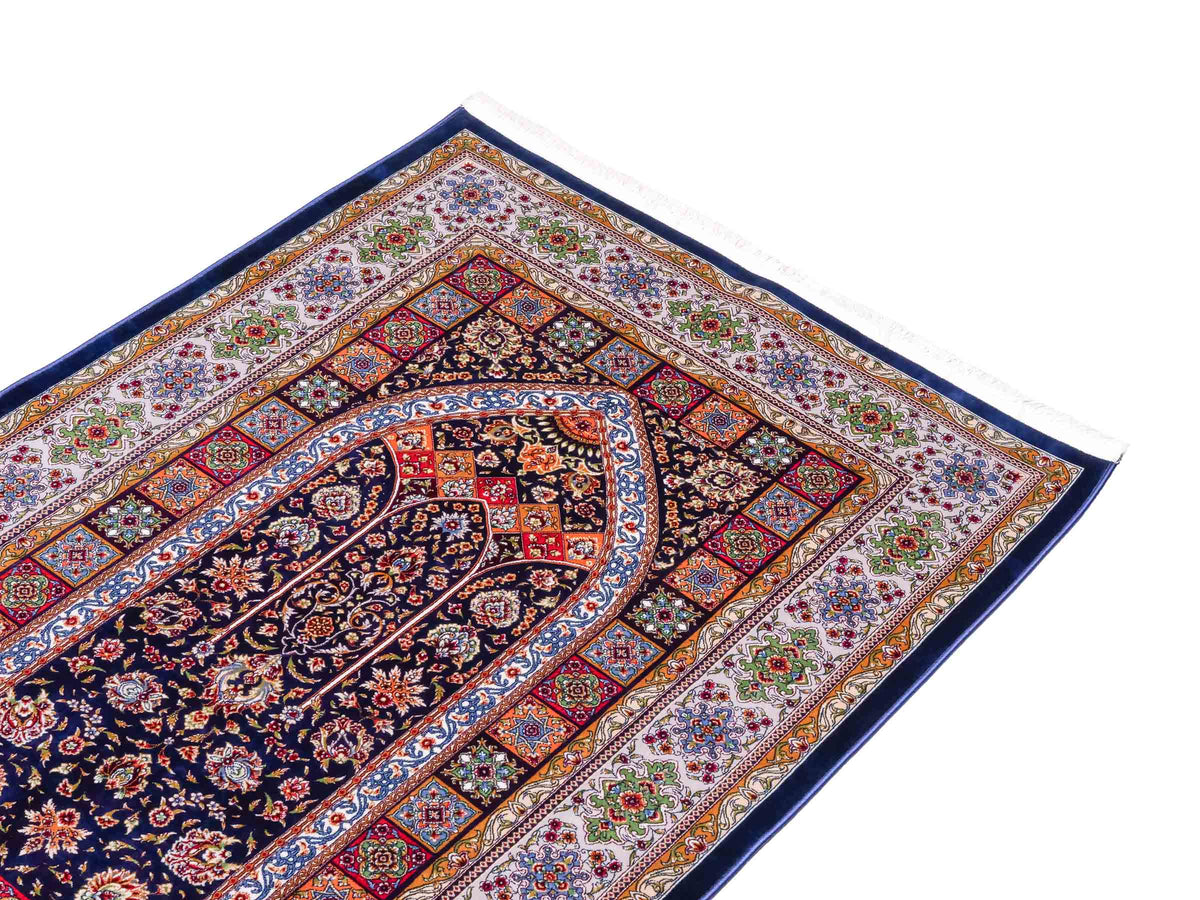 Ghom Gebetsteppich "Mehrabi" 120 x 80 cm gewebt aus Bambusseide (Viskose), islamisches Design, Farbe: Blau-Mehrfarbig. Teppichnummer: V100NY096M. Persian Luxury Collection by Khademi. Made in Iran / Persia – Vertrieb durch JUPITER Intl.
