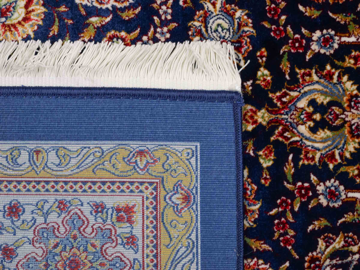 Ghom Gebetsteppich "Mehrabi" 120 x 80 cm gewebt aus Bambusseide (Viskose), islamisches Design, Farbe: Blau-Mehrfarbig. Teppichnummer: V100NY096M. Persian Luxury Collection by Khademi. Made in Iran / Persia – Vertrieb durch JUPITER Intl.