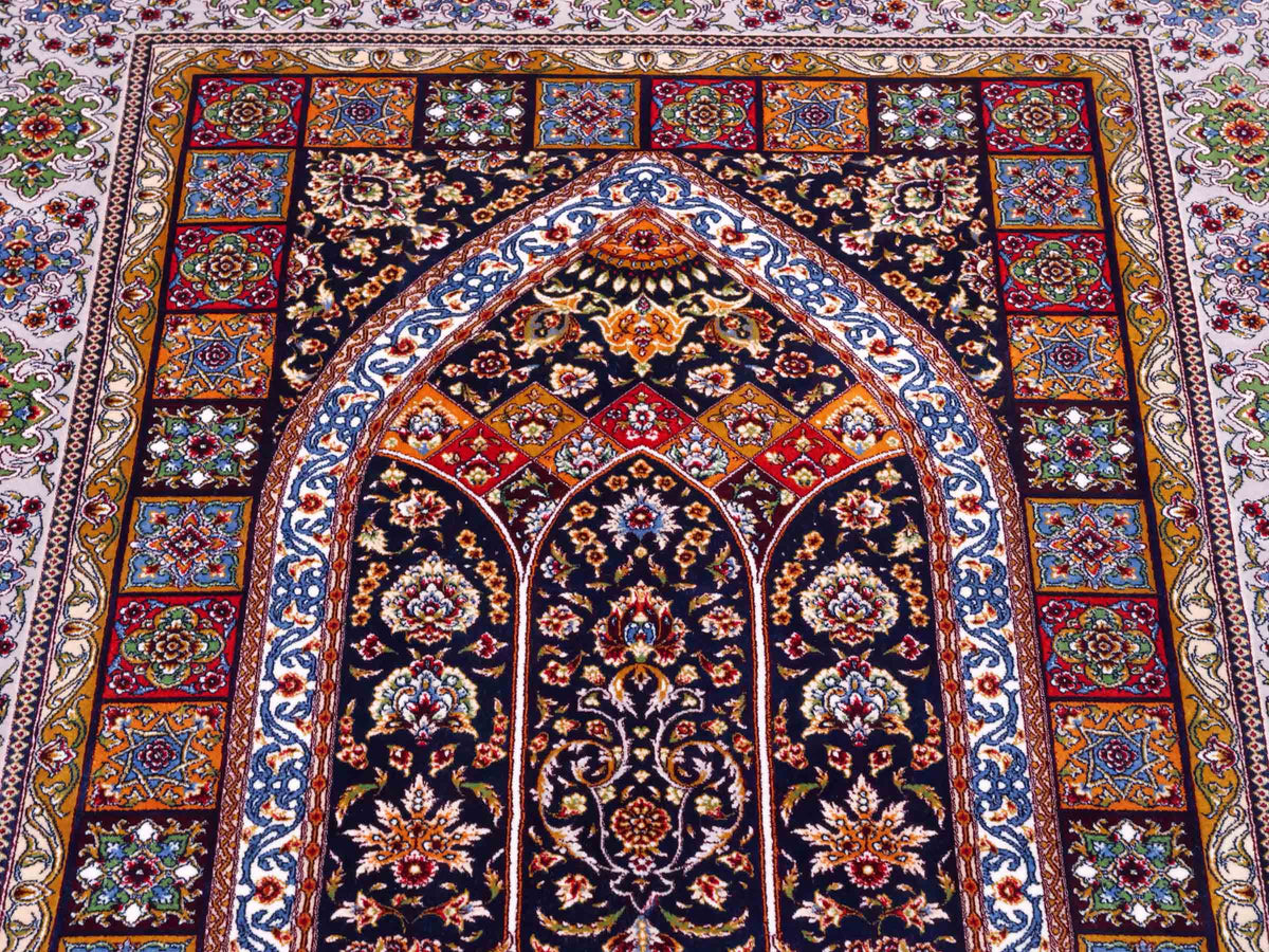 Ghom Gebetsteppich "Mehrabi" 120 x 80 cm gewebt aus Bambusseide (Viskose), islamisches Design, Farbe: Blau-Mehrfarbig. Teppichnummer: V100NY096M. Persian Luxury Collection by Khademi. Made in Iran / Persia – Vertrieb durch JUPITER Intl.