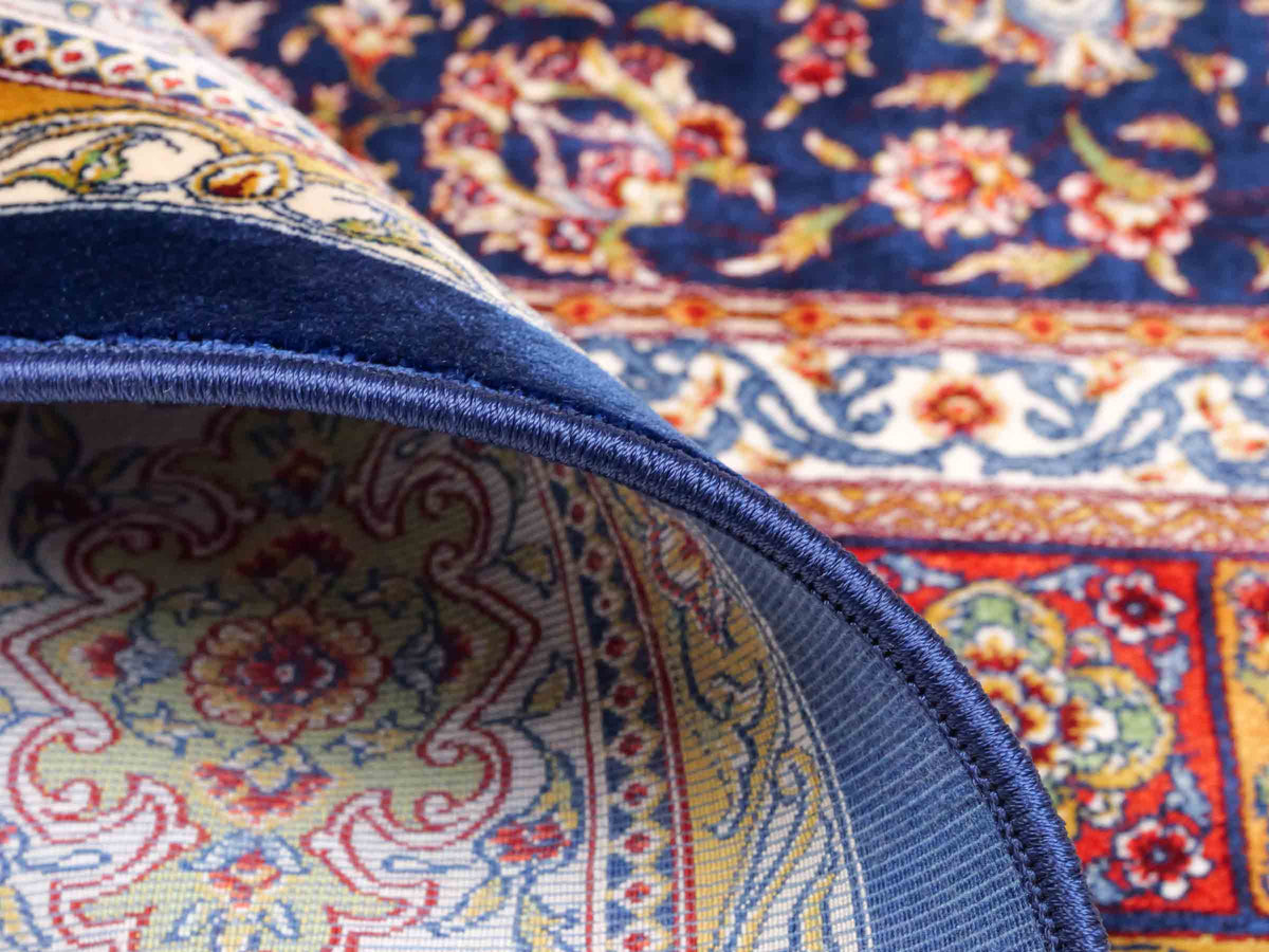 Ghom Gebetsteppich "Mehrabi" 120 x 80 cm gewebt aus Bambusseide (Viskose), islamisches Design, Farbe: Blau-Mehrfarbig. Teppichnummer: V100NY096M. Persian Luxury Collection by Khademi. Made in Iran / Persia – Vertrieb durch JUPITER Intl.