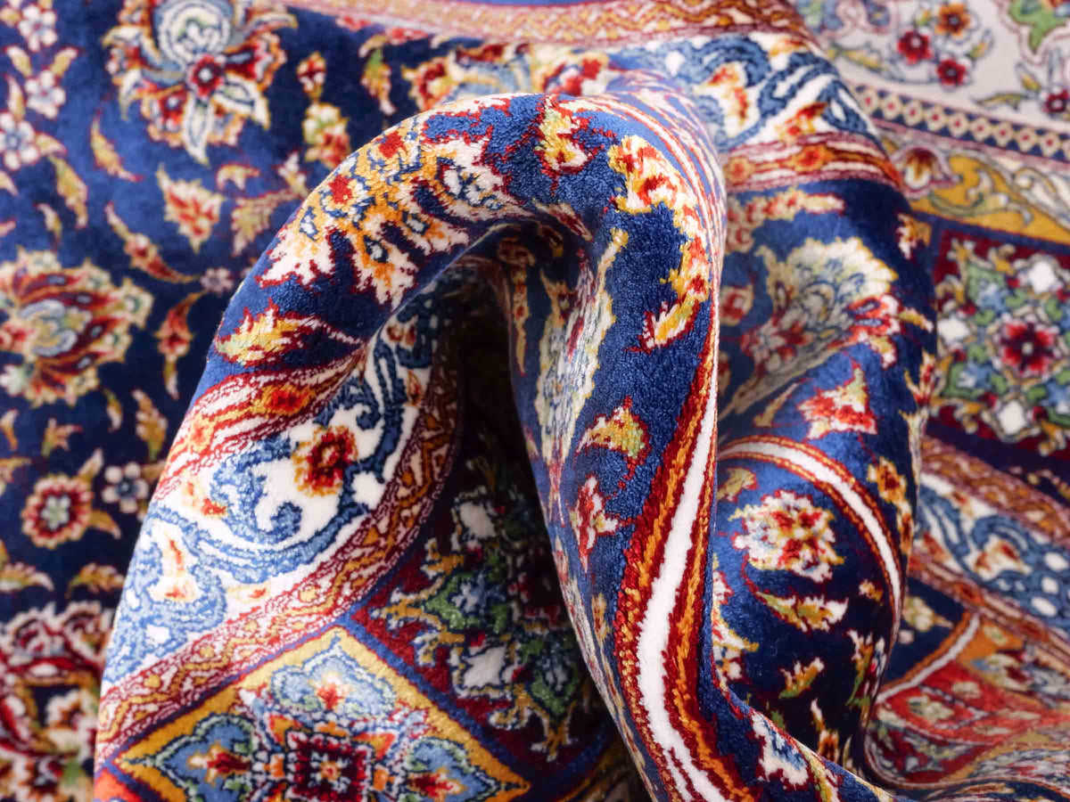 Ghom Gebetsteppich "Mehrabi" 120 x 80 cm gewebt aus Bambusseide (Viskose), islamisches Design, Farbe: Blau-Mehrfarbig. Teppichnummer: V100NY096M. Persian Luxury Collection by Khademi. Made in Iran / Persia – Vertrieb durch JUPITER Intl.