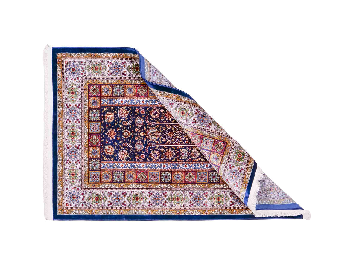 Ghom Gebetsteppich "Mehrabi" 120 x 80 cm gewebt aus Bambusseide (Viskose), islamisches Design, Farbe: Blau-Mehrfarbig. Teppichnummer: V100NY096M. Persian Luxury Collection by Khademi. Made in Iran / Persia – Vertrieb durch JUPITER Intl.