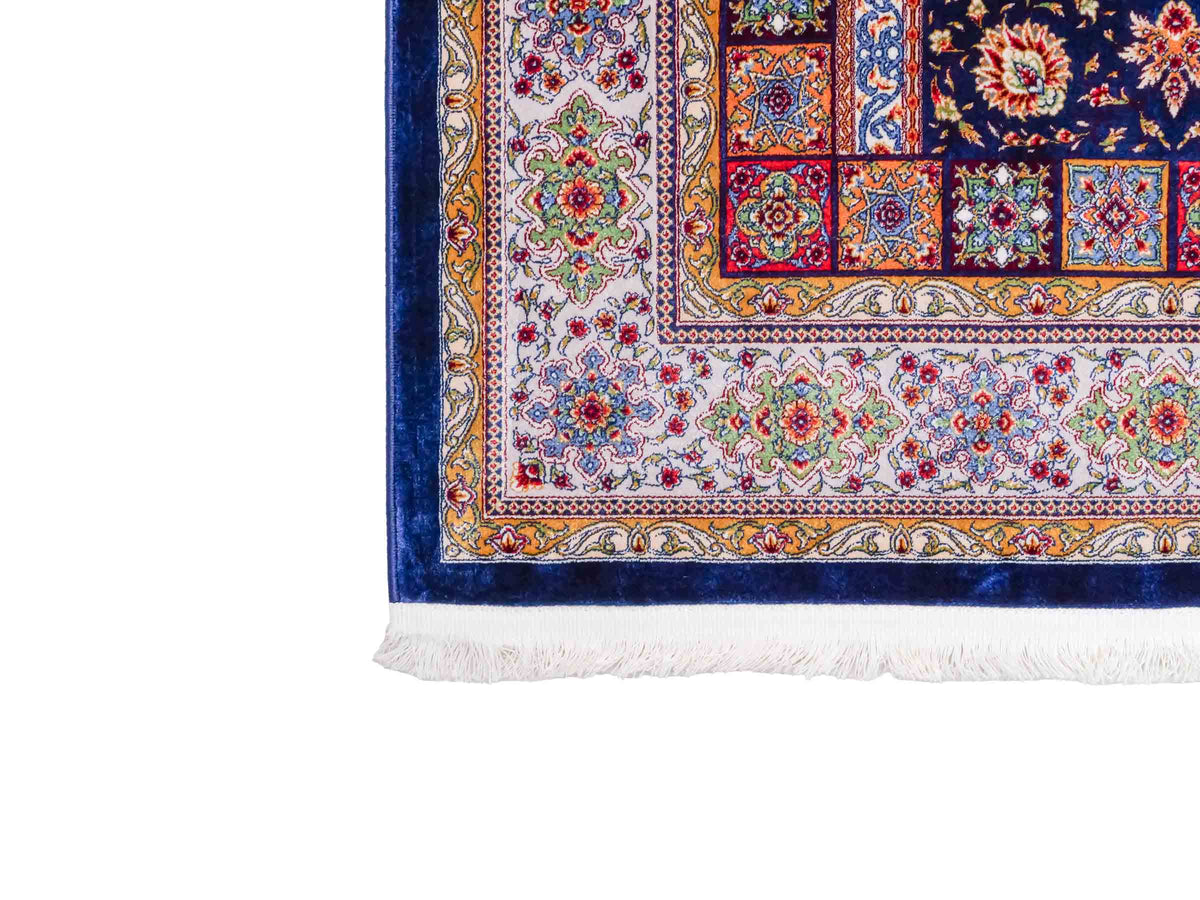Ghom Gebetsteppich "Mehrabi" 120 x 80 cm gewebt aus Bambusseide (Viskose), islamisches Design, Farbe: Blau-Mehrfarbig. Teppichnummer: V100NY096M. Persian Luxury Collection by Khademi. Made in Iran / Persia – Vertrieb durch JUPITER Intl.