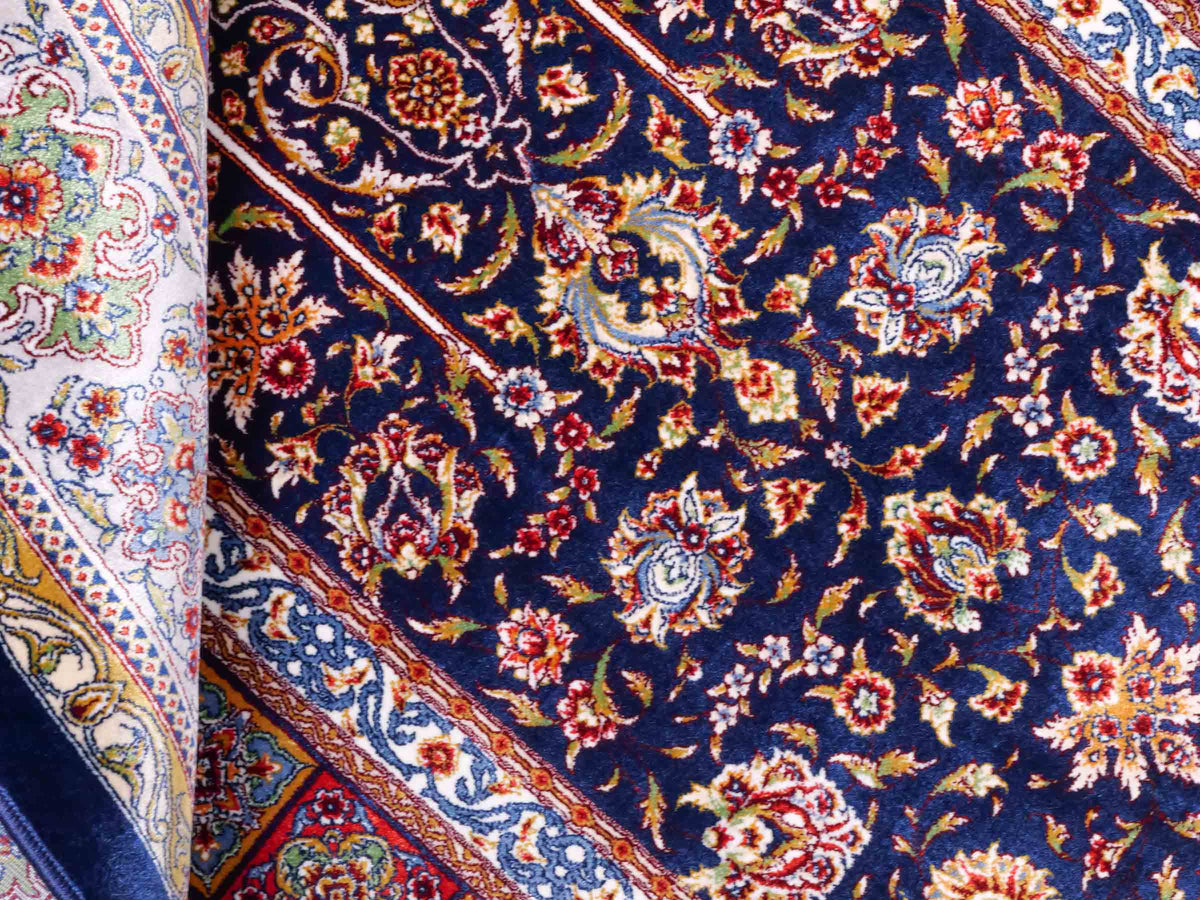 Ghom Gebetsteppich "Mehrabi" 120 x 80 cm gewebt aus Bambusseide (Viskose), islamisches Design, Farbe: Blau-Mehrfarbig. Teppichnummer: V100NY096M. Persian Luxury Collection by Khademi. Made in Iran / Persia – Vertrieb durch JUPITER Intl.
