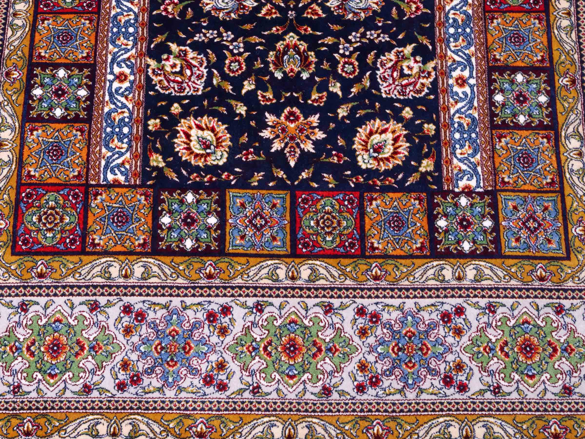 Ghom Gebetsteppich "Mehrabi" 120 x 80 cm gewebt aus Bambusseide (Viskose), islamisches Design, Farbe: Blau-Mehrfarbig. Teppichnummer: V100NY096M. Persian Luxury Collection by Khademi. Made in Iran / Persia – Vertrieb durch JUPITER Intl.
