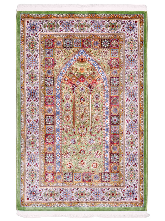 Ghom Gebetsteppich "Mehrabi" 120 x 80 cm gewebt aus Bambusseide (Viskose), islamisches Design, Farbe: Grün-Mehrfarbig. Teppichnummer: V100GR096M. Persian Luxury Collection by Khademi. Made in Iran / Persia – Vertrieb durch JUPITER Intl.