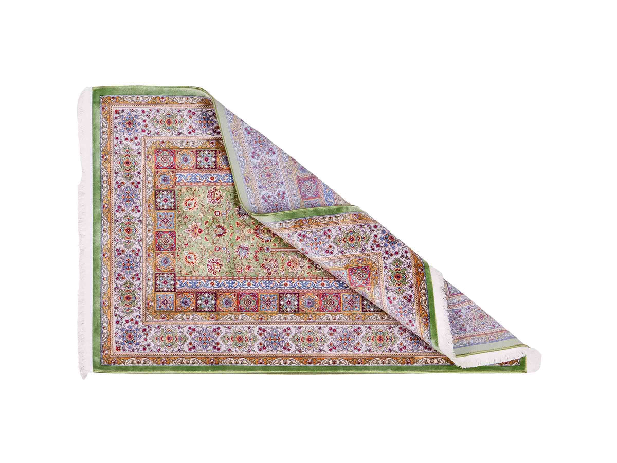 Ghom Gebetsteppich "Mehrabi" 120 x 80 cm gewebt aus Bambusseide (Viskose), islamisches Design, Farbe: Grün-Mehrfarbig. Teppichnummer: V100GR096M. Persian Luxury Collection by Khademi. Made in Iran / Persia – Vertrieb durch JUPITER Intl.