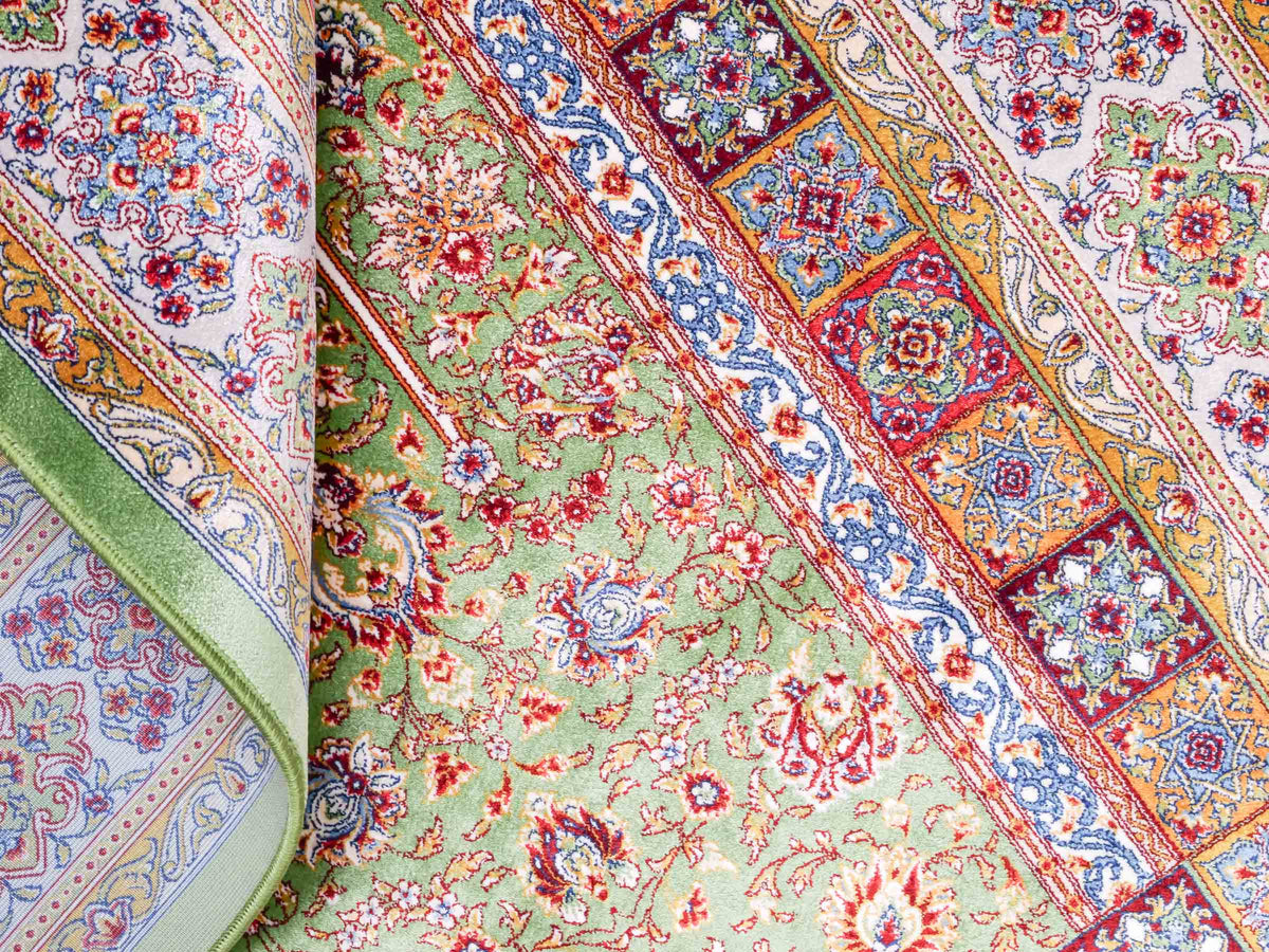 Ghom Gebetsteppich "Mehrabi" 120 x 80 cm gewebt aus Bambusseide (Viskose), islamisches Design, Farbe: Grün-Mehrfarbig. Teppichnummer: V100GR096M. Persian Luxury Collection by Khademi. Made in Iran / Persia – Vertrieb durch JUPITER Intl.