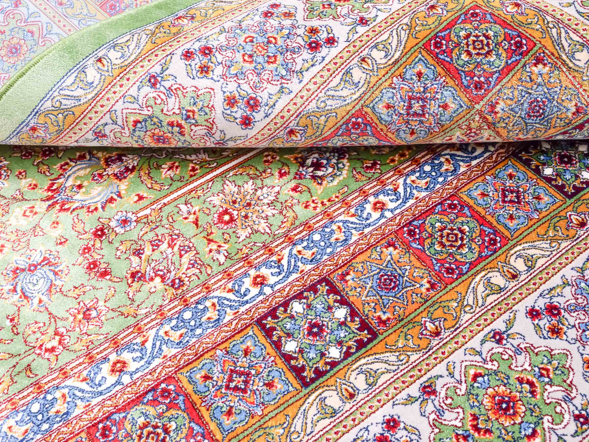 Ghom Gebetsteppich "Mehrabi" 120 x 80 cm gewebt aus Bambusseide (Viskose), islamisches Design, Farbe: Grün-Mehrfarbig. Teppichnummer: V100GR096M. Persian Luxury Collection by Khademi. Made in Iran / Persia – Vertrieb durch JUPITER Intl.