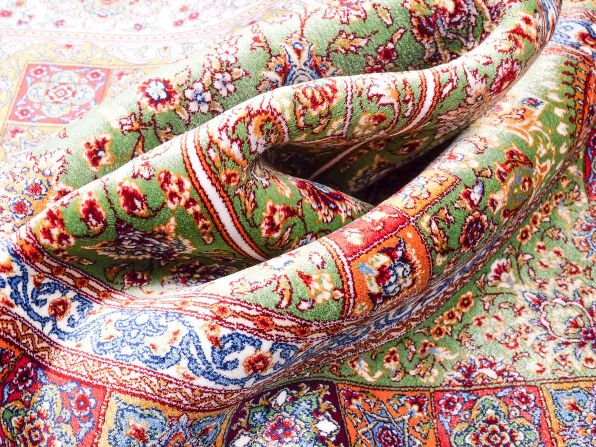 Ghom Gebetsteppich "Mehrabi" 120 x 80 cm gewebt aus Bambusseide (Viskose), islamisches Design, Farbe: Grün-Mehrfarbig. Teppichnummer: V100GR096M. Persian Luxury Collection by Khademi. Made in Iran / Persia – Vertrieb durch JUPITER Intl.