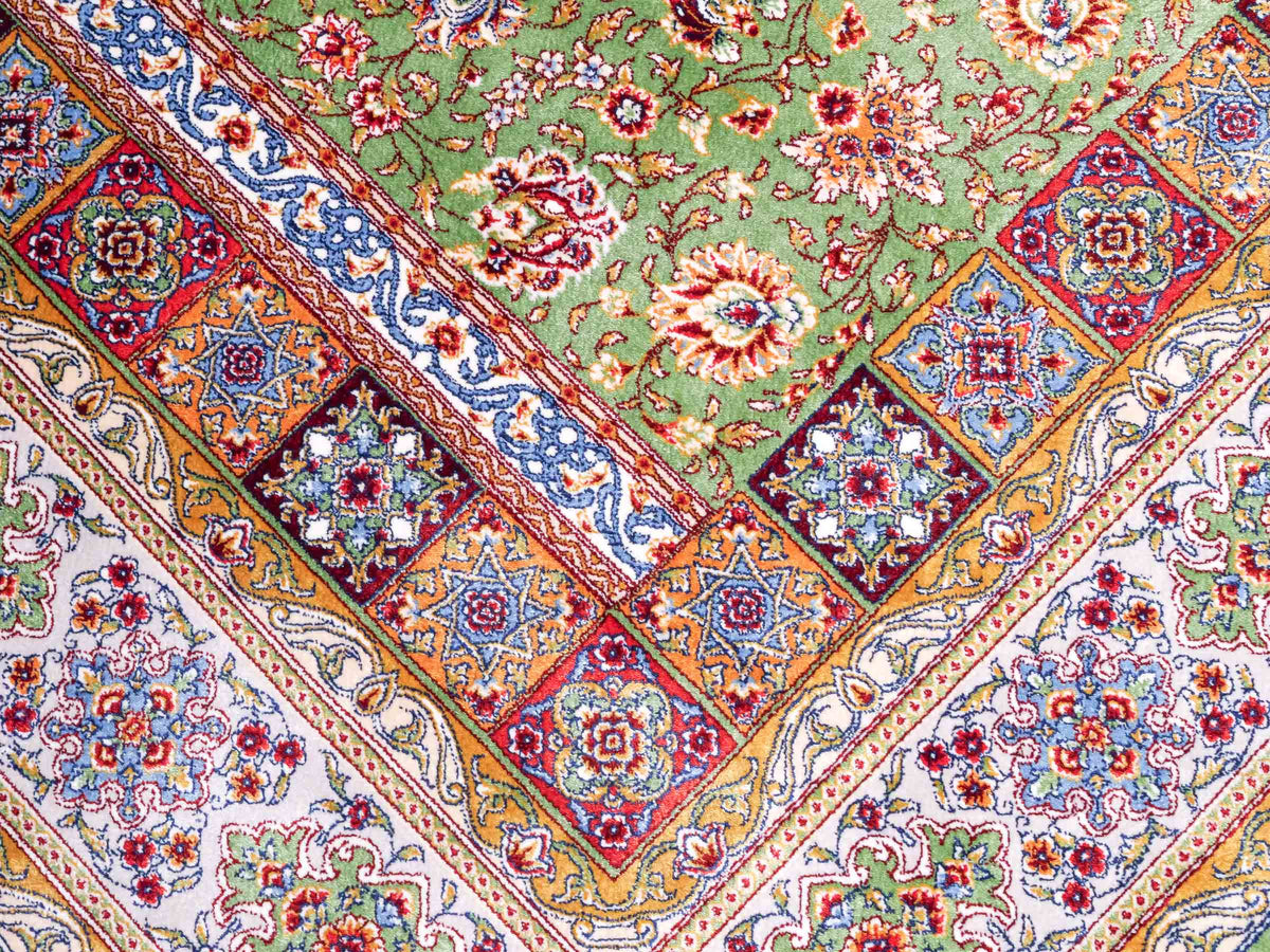 Ghom Gebetsteppich "Mehrabi" 120 x 80 cm gewebt aus Bambusseide (Viskose), islamisches Design, Farbe: Grün-Mehrfarbig. Teppichnummer: V100GR096M. Persian Luxury Collection by Khademi. Made in Iran / Persia – Vertrieb durch JUPITER Intl.