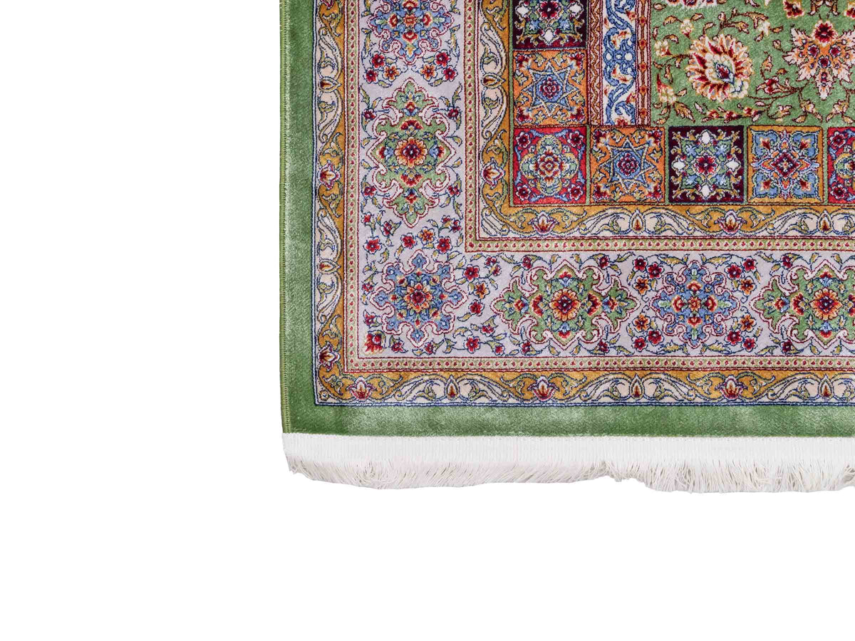 Ghom Gebetsteppich "Mehrabi" 120 x 80 cm gewebt aus Bambusseide (Viskose), islamisches Design, Farbe: Grün-Mehrfarbig. Teppichnummer: V100GR096M. Persian Luxury Collection by Khademi. Made in Iran / Persia – Vertrieb durch JUPITER Intl.
