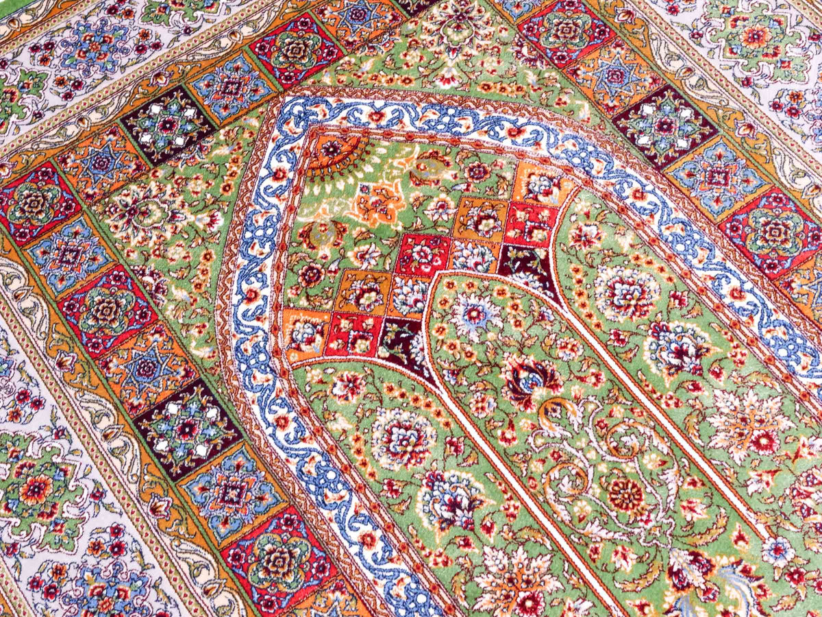 Ghom Gebetsteppich "Mehrabi" 120 x 80 cm gewebt aus Bambusseide (Viskose), islamisches Design, Farbe: Grün-Mehrfarbig. Teppichnummer: V100GR096M. Persian Luxury Collection by Khademi. Made in Iran / Persia – Vertrieb durch JUPITER Intl.