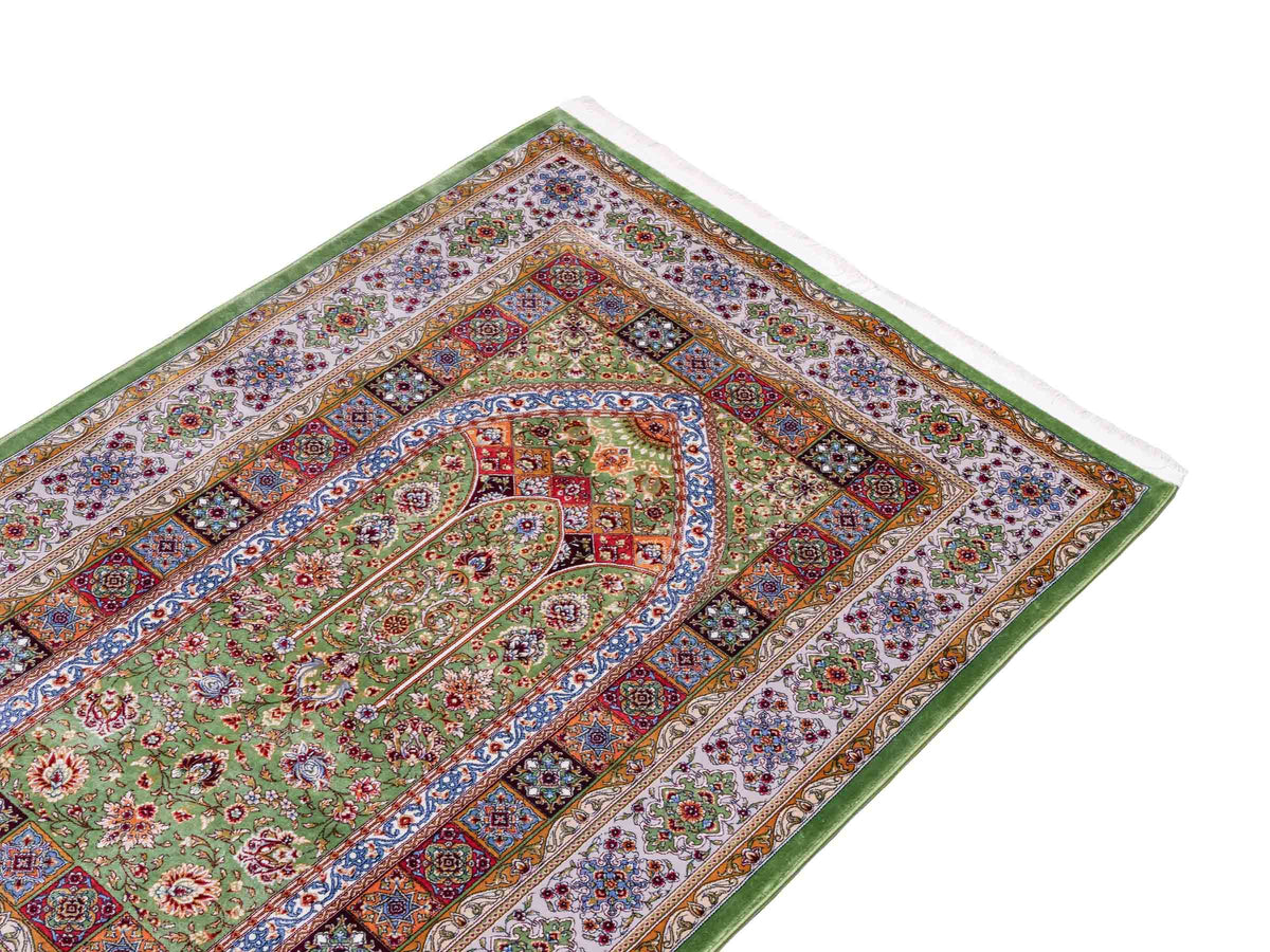 Ghom Gebetsteppich "Mehrabi" 120 x 80 cm gewebt aus Bambusseide (Viskose), islamisches Design, Farbe: Grün-Mehrfarbig. Teppichnummer: V100GR096M. Persian Luxury Collection by Khademi. Made in Iran / Persia – Vertrieb durch JUPITER Intl.
