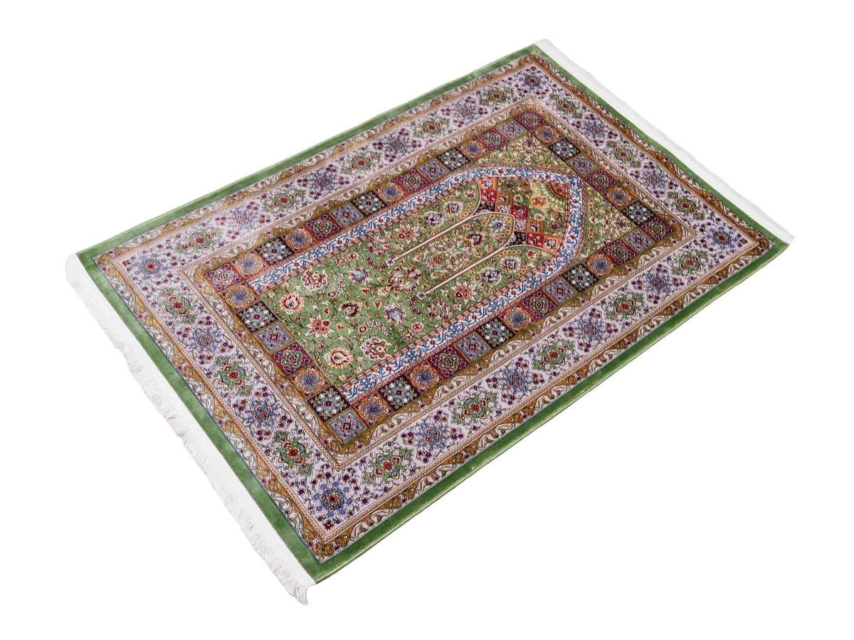 Ghom Gebetsteppich "Mehrabi" 120 x 80 cm gewebt aus Bambusseide (Viskose), islamisches Design, Farbe: Grün-Mehrfarbig. Teppichnummer: V100GR096M. Persian Luxury Collection by Khademi. Made in Iran / Persia – Vertrieb durch JUPITER Intl.