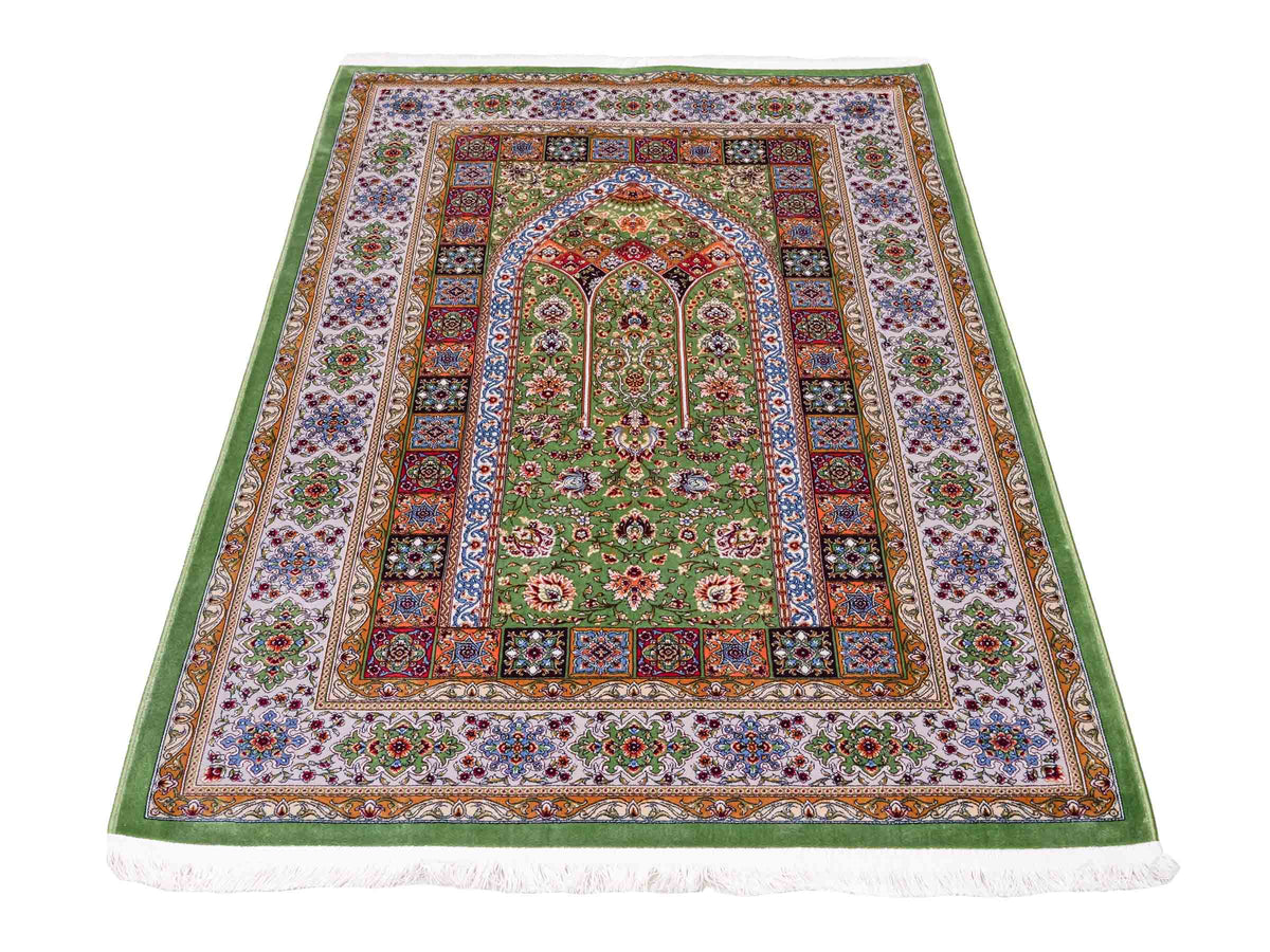Ghom Gebetsteppich "Mehrabi" 120 x 80 cm gewebt aus Bambusseide (Viskose), islamisches Design, Farbe: Grün-Mehrfarbig. Teppichnummer: V100GR096M. Persian Luxury Collection by Khademi. Made in Iran / Persia – Vertrieb durch JUPITER Intl.