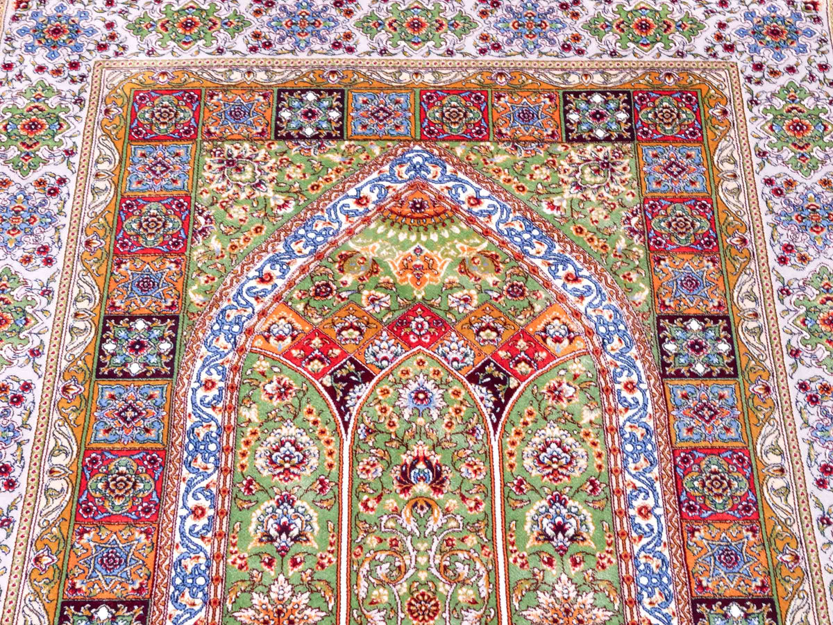 Ghom Gebetsteppich "Mehrabi" 120 x 80 cm gewebt aus Bambusseide (Viskose), islamisches Design, Farbe: Grün-Mehrfarbig. Teppichnummer: V100GR096M. Persian Luxury Collection by Khademi. Made in Iran / Persia – Vertrieb durch JUPITER Intl.