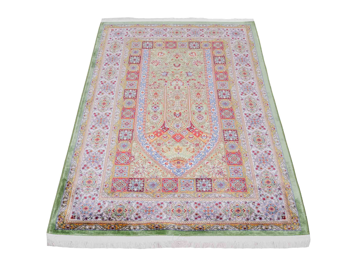Ghom Gebetsteppich "Mehrabi" 120 x 80 cm gewebt aus Bambusseide (Viskose), islamisches Design, Farbe: Grün-Mehrfarbig. Teppichnummer: V100GR096M. Persian Luxury Collection by Khademi. Made in Iran / Persia – Vertrieb durch JUPITER Intl.