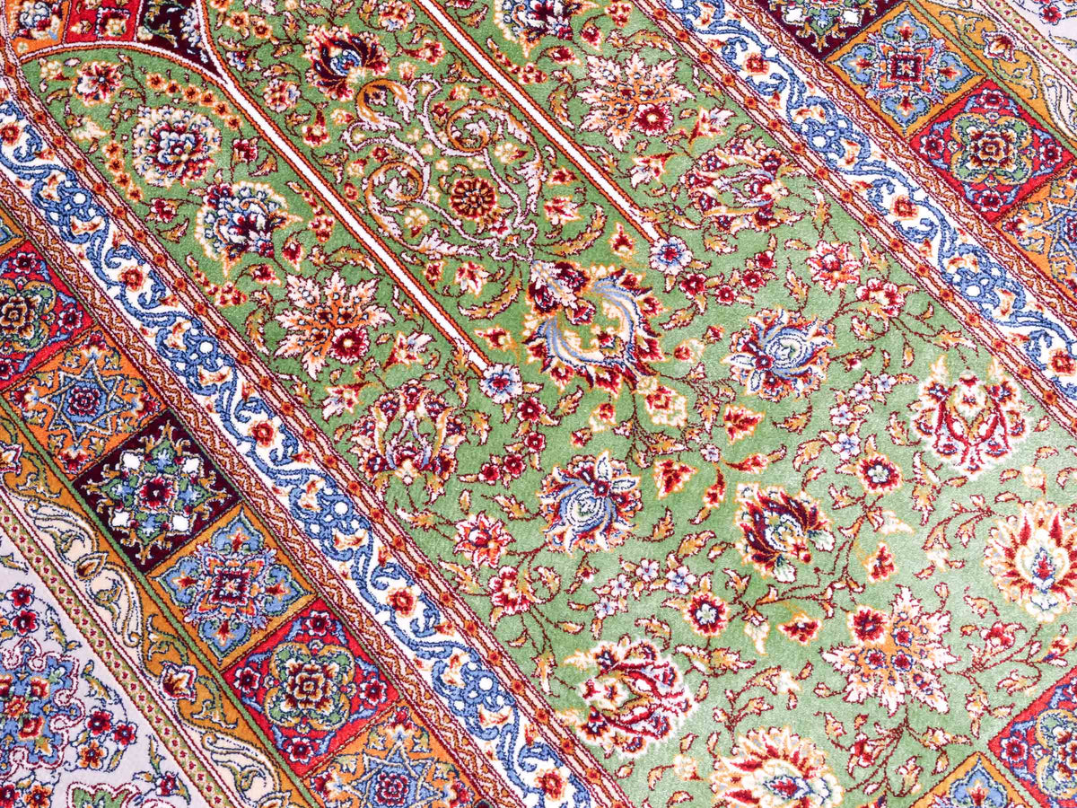 Ghom Gebetsteppich "Mehrabi" 120 x 80 cm gewebt aus Bambusseide (Viskose), islamisches Design, Farbe: Grün-Mehrfarbig. Teppichnummer: V100GR096M. Persian Luxury Collection by Khademi. Made in Iran / Persia – Vertrieb durch JUPITER Intl.