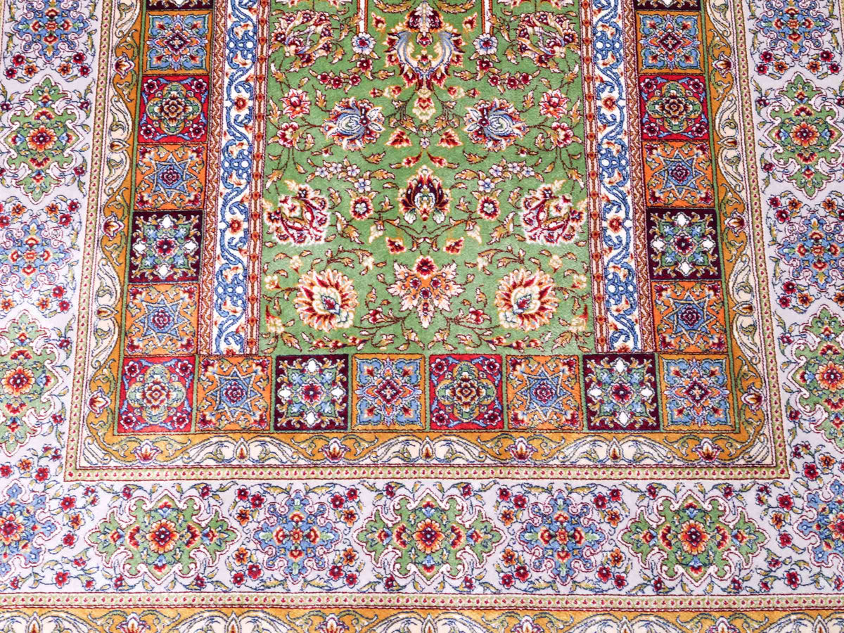 Ghom Gebetsteppich "Mehrabi" 120 x 80 cm gewebt aus Bambusseide (Viskose), islamisches Design, Farbe: Grün-Mehrfarbig. Teppichnummer: V100GR096M. Persian Luxury Collection by Khademi. Made in Iran / Persia – Vertrieb durch JUPITER Intl.