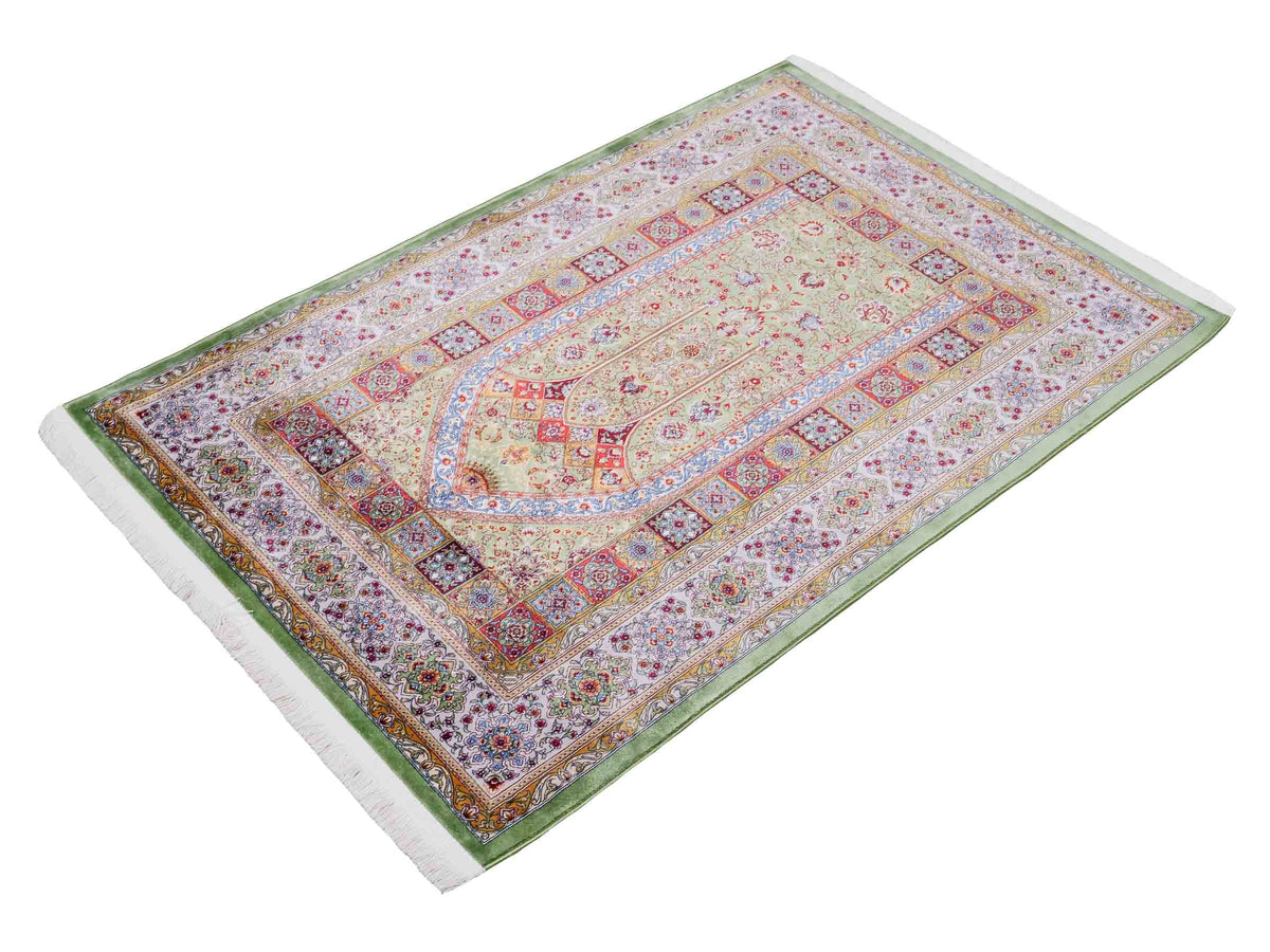 Ghom Gebetsteppich "Mehrabi" 120 x 80 cm gewebt aus Bambusseide (Viskose), islamisches Design, Farbe: Grün-Mehrfarbig. Teppichnummer: V100GR096M. Persian Luxury Collection by Khademi. Made in Iran / Persia – Vertrieb durch JUPITER Intl.