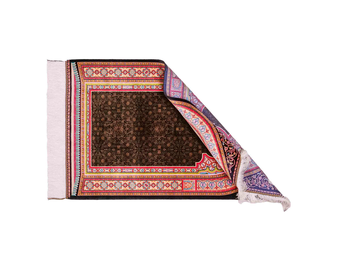 Ghom Gebetsteppich "Momen" 110 x 70 cm gewebt aus Bambusseide (Viskose), islamisches Design, Farbe: Schwarz-Mehrfarbig. Teppichnummer: V101BK077H. Persian Luxury Collection by Khademi. Made in Iran / Persia – Vertrieb durch JUPITER Intl.