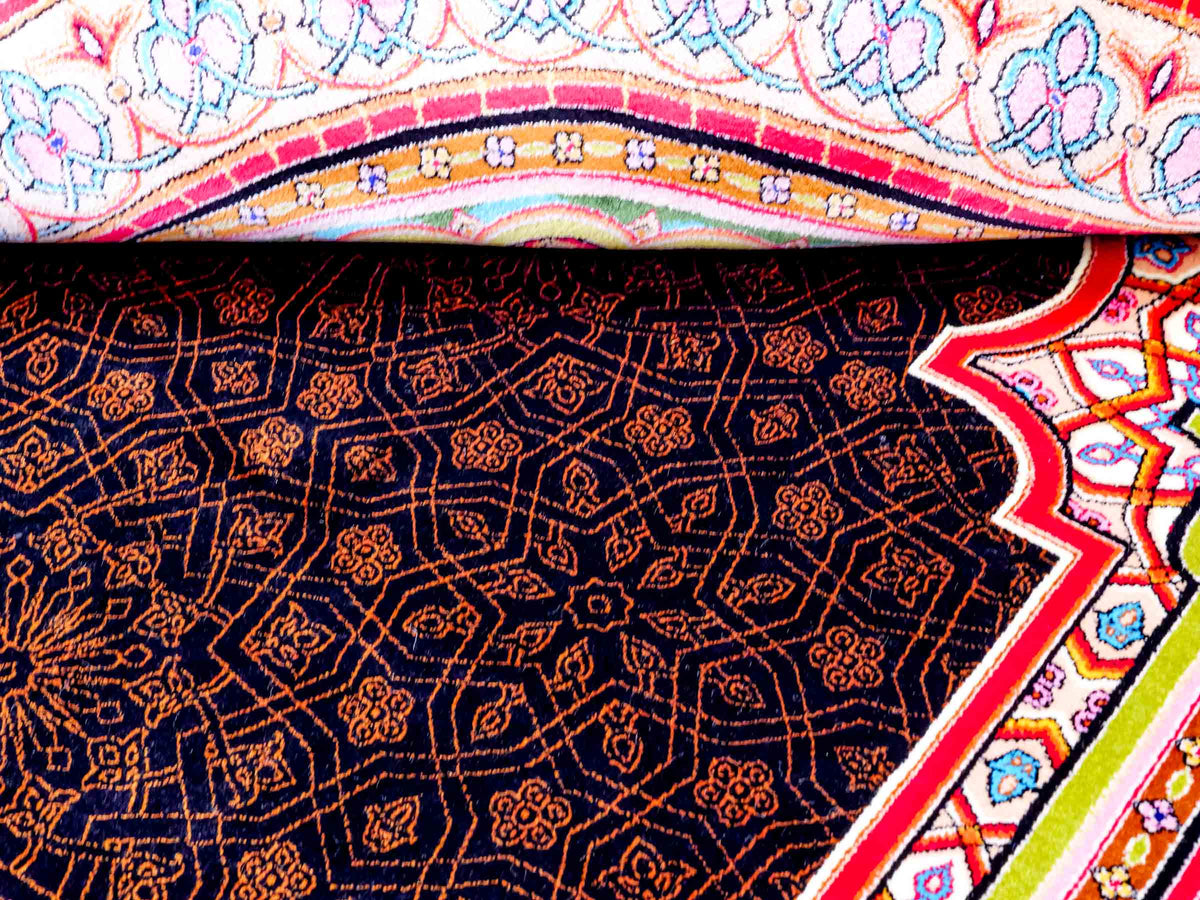 Ghom Gebetsteppich "Momen" 110 x 70 cm gewebt aus Bambusseide (Viskose), islamisches Design, Farbe: Schwarz-Mehrfarbig. Teppichnummer: V101BK077H. Persian Luxury Collection by Khademi. Made in Iran / Persia – Vertrieb durch JUPITER Intl.