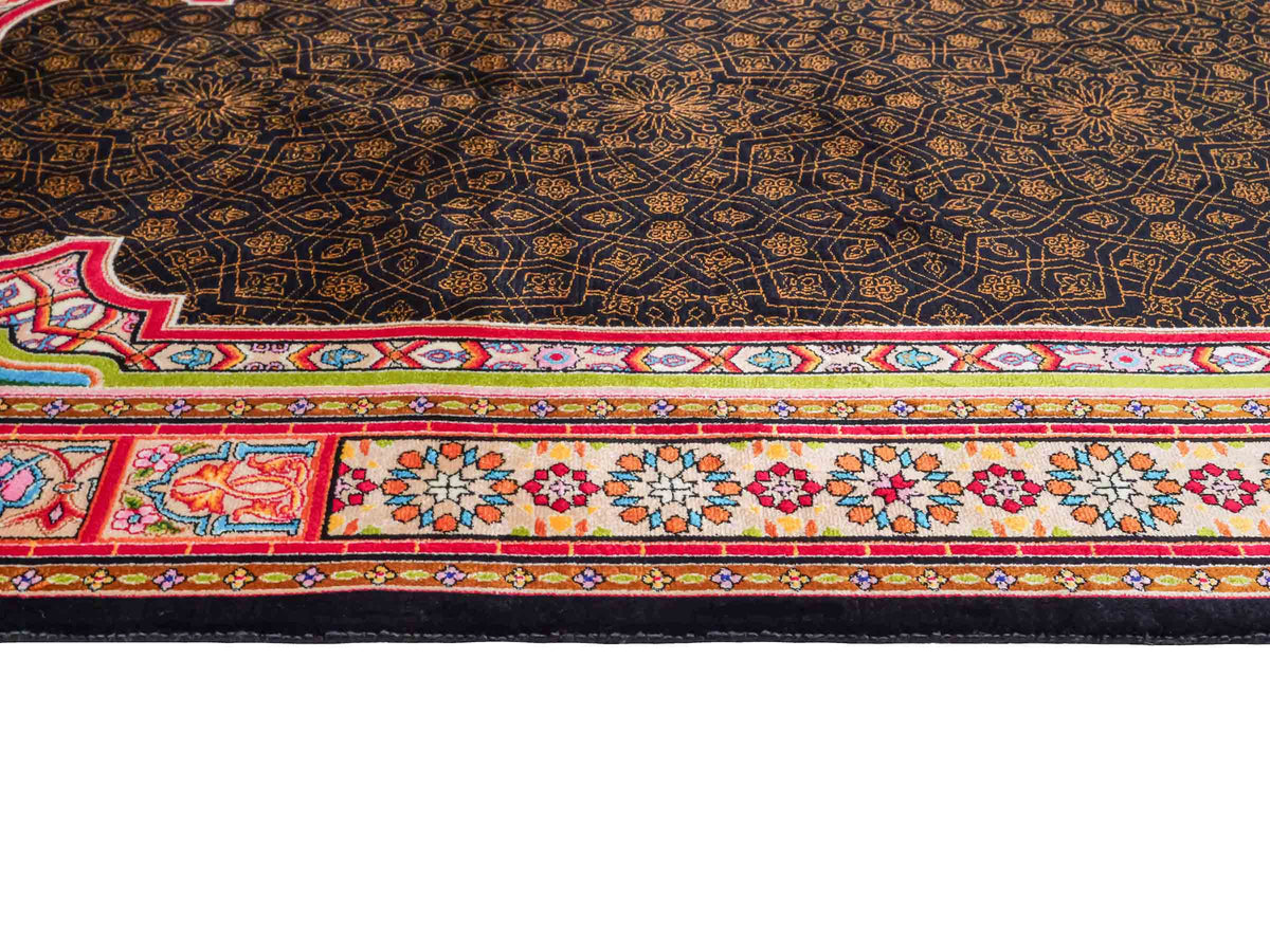 Ghom Gebetsteppich "Momen" 110 x 70 cm gewebt aus Bambusseide (Viskose), islamisches Design, Farbe: Schwarz-Mehrfarbig. Teppichnummer: V101BK077H. Persian Luxury Collection by Khademi. Made in Iran / Persia – Vertrieb durch JUPITER Intl.