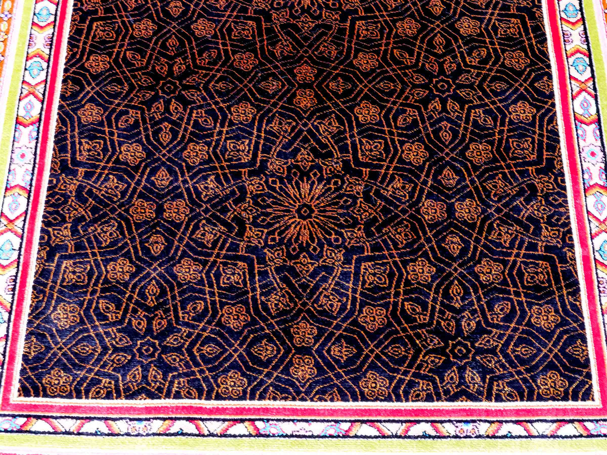 Ghom Gebetsteppich "Momen" 110 x 70 cm gewebt aus Bambusseide (Viskose), islamisches Design, Farbe: Schwarz-Mehrfarbig. Teppichnummer: V101BK077H. Persian Luxury Collection by Khademi. Made in Iran / Persia – Vertrieb durch JUPITER Intl.