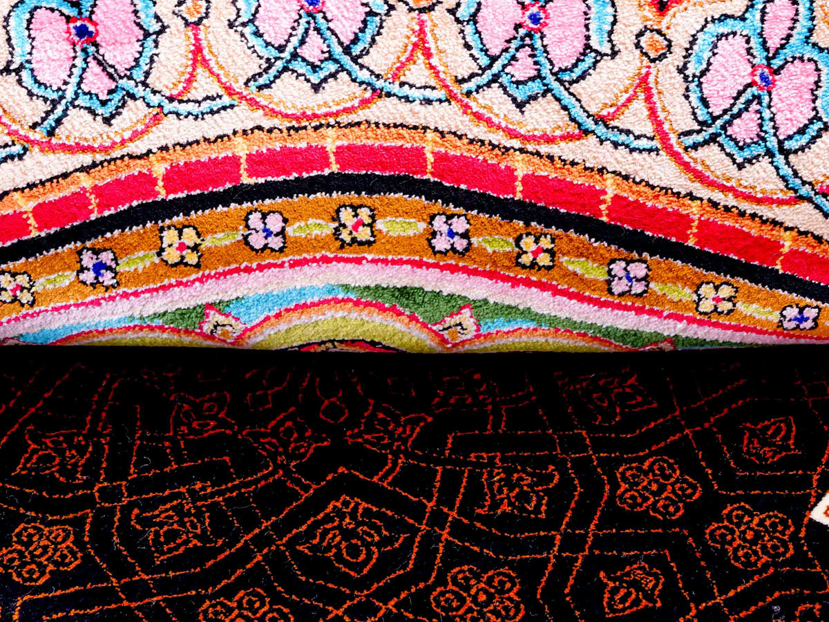 Ghom Gebetsteppich "Momen" 110 x 70 cm gewebt aus Bambusseide (Viskose), islamisches Design, Farbe: Schwarz-Mehrfarbig. Teppichnummer: V101BK077H. Persian Luxury Collection by Khademi. Made in Iran / Persia – Vertrieb durch JUPITER Intl.