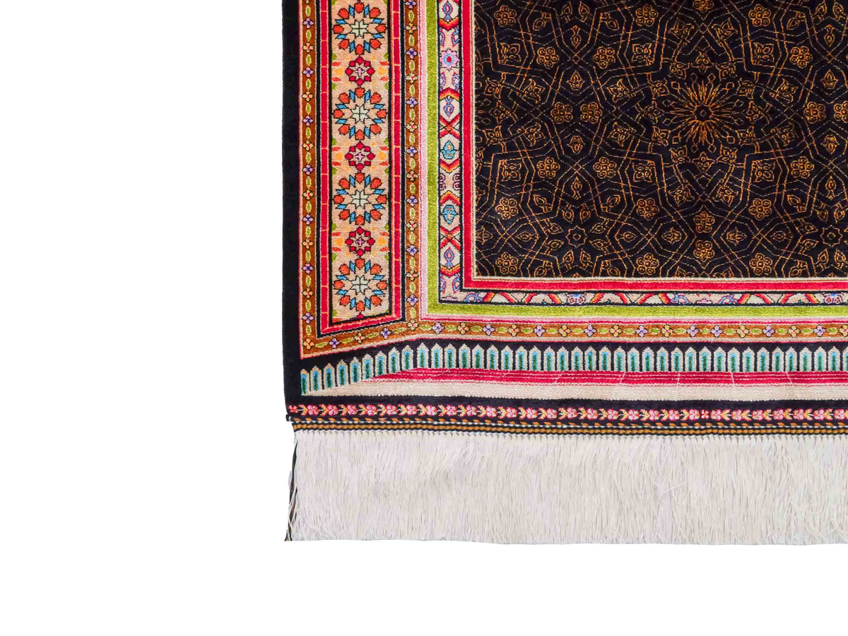Ghom Gebetsteppich "Momen" 110 x 70 cm gewebt aus Bambusseide (Viskose), islamisches Design, Farbe: Schwarz-Mehrfarbig. Teppichnummer: V101BK077H. Persian Luxury Collection by Khademi. Made in Iran / Persia – Vertrieb durch JUPITER Intl.