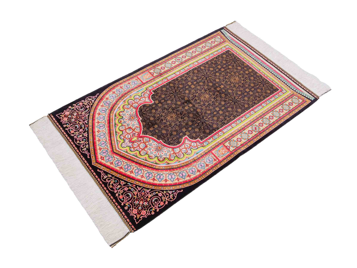 Ghom Gebetsteppich "Momen" 110 x 70 cm gewebt aus Bambusseide (Viskose), islamisches Design, Farbe: Schwarz-Mehrfarbig. Teppichnummer: V101BK077H. Persian Luxury Collection by Khademi. Made in Iran / Persia – Vertrieb durch JUPITER Intl.
