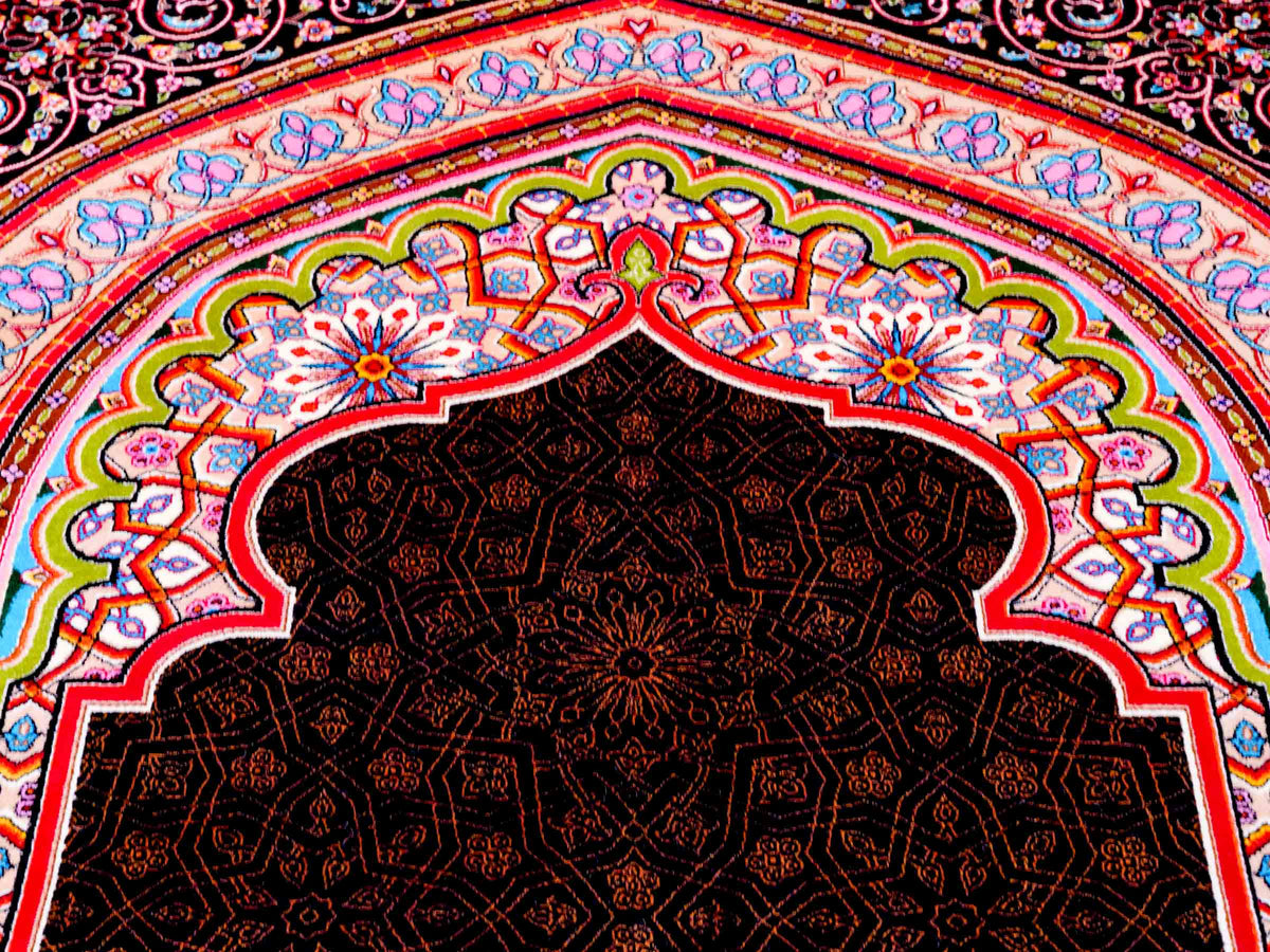 Ghom Gebetsteppich "Momen" 110 x 70 cm gewebt aus Bambusseide (Viskose), islamisches Design, Farbe: Schwarz-Mehrfarbig. Teppichnummer: V101BK077H. Persian Luxury Collection by Khademi. Made in Iran / Persia – Vertrieb durch JUPITER Intl.