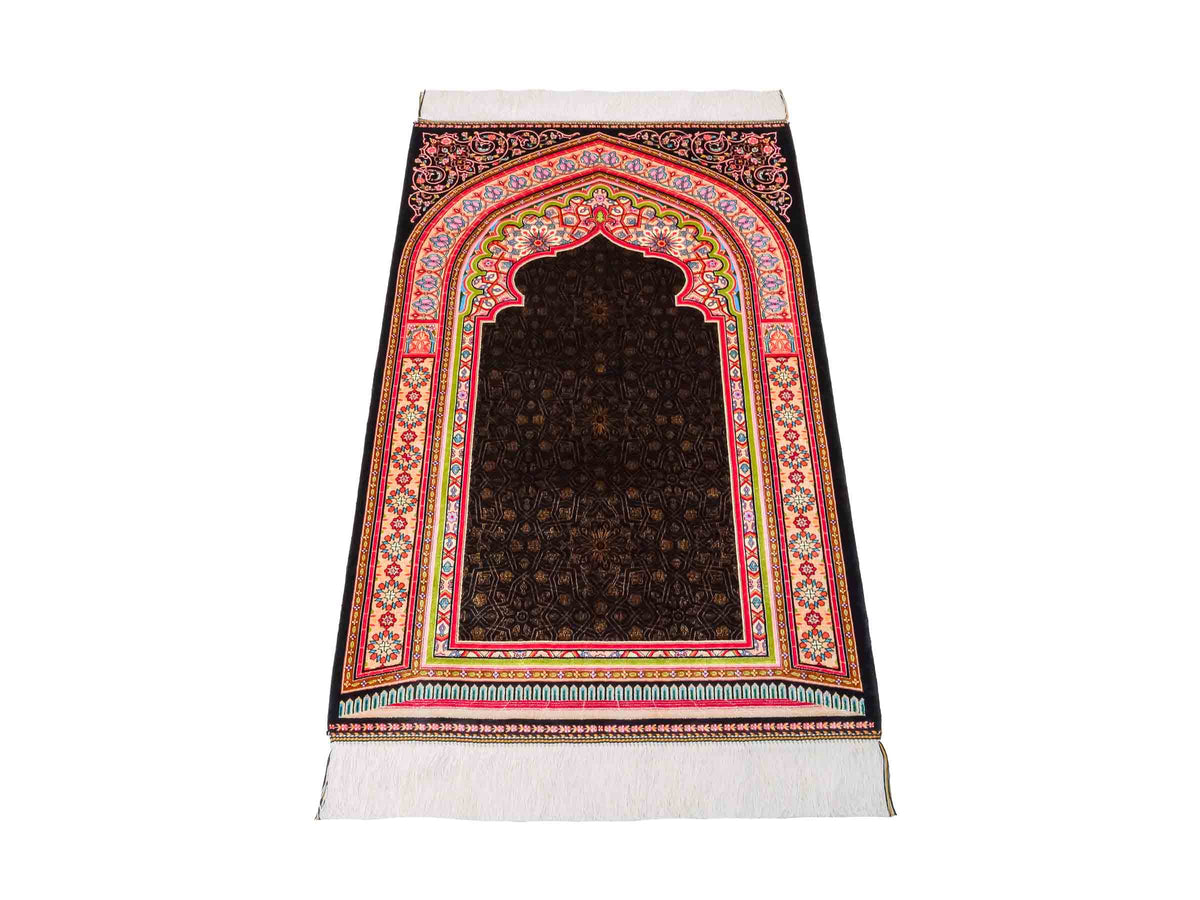 Ghom Gebetsteppich "Momen" 110 x 70 cm gewebt aus Bambusseide (Viskose), islamisches Design, Farbe: Schwarz-Mehrfarbig. Teppichnummer: V101BK077H. Persian Luxury Collection by Khademi. Made in Iran / Persia – Vertrieb durch JUPITER Intl.