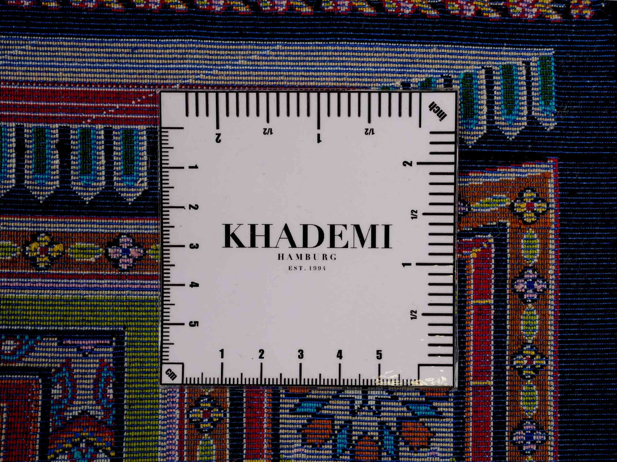 Ghom Gebetsteppich "Momen" 110 x 70 cm gewebt aus Bambusseide (Viskose), islamisches Design, Farbe: Schwarz-Mehrfarbig. Teppichnummer: V101BK077H. Persian Luxury Collection by Khademi. Made in Iran / Persia – Vertrieb durch JUPITER Intl.