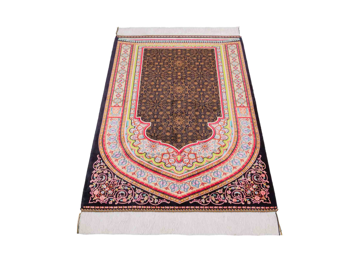 Ghom Gebetsteppich "Momen" 110 x 70 cm gewebt aus Bambusseide (Viskose), islamisches Design, Farbe: Schwarz-Mehrfarbig. Teppichnummer: V101BK077H. Persian Luxury Collection by Khademi. Made in Iran / Persia – Vertrieb durch JUPITER Intl.
