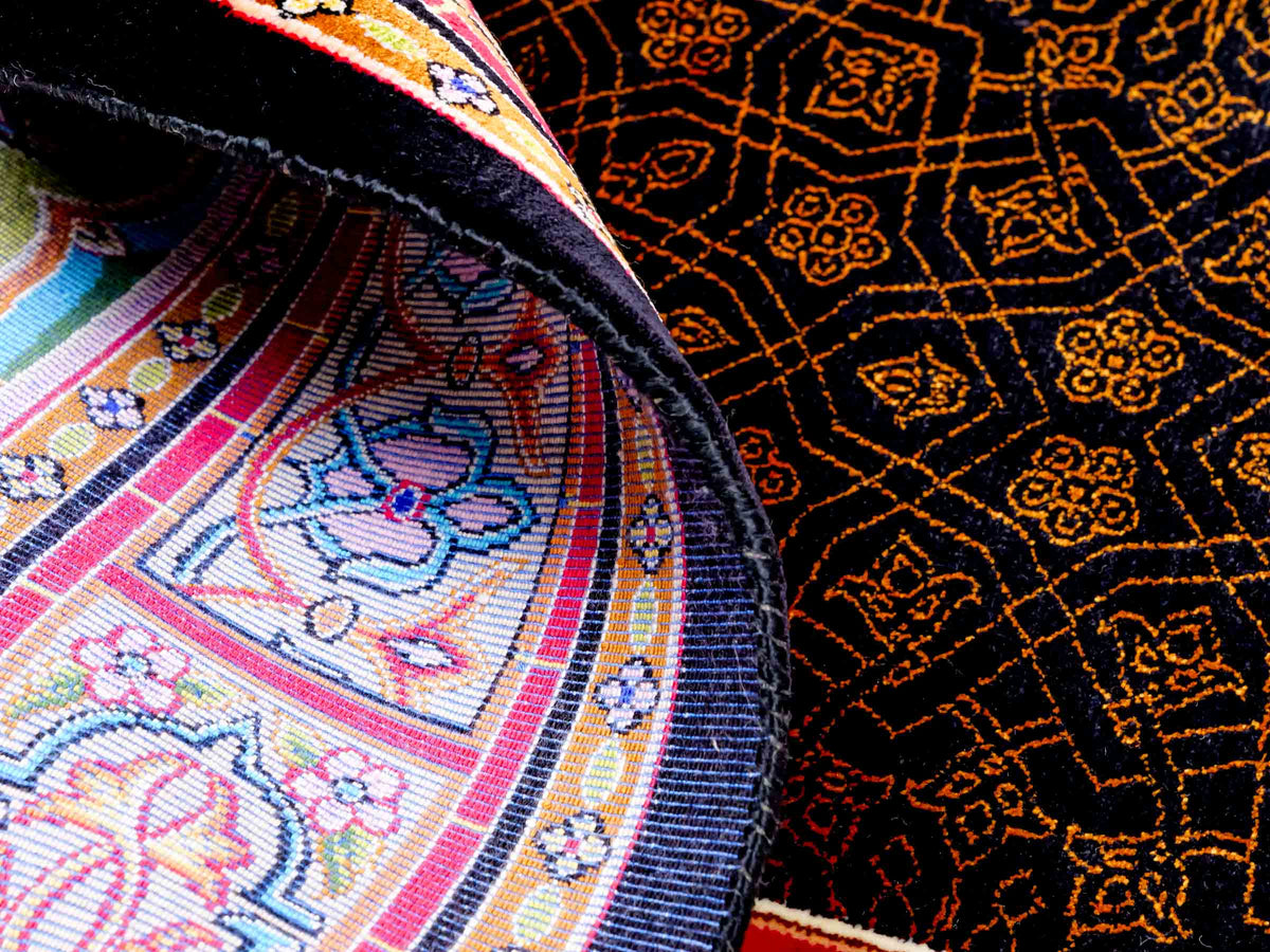 Ghom Gebetsteppich "Momen" 110 x 70 cm gewebt aus Bambusseide (Viskose), islamisches Design, Farbe: Schwarz-Mehrfarbig. Teppichnummer: V101BK077H. Persian Luxury Collection by Khademi. Made in Iran / Persia – Vertrieb durch JUPITER Intl.