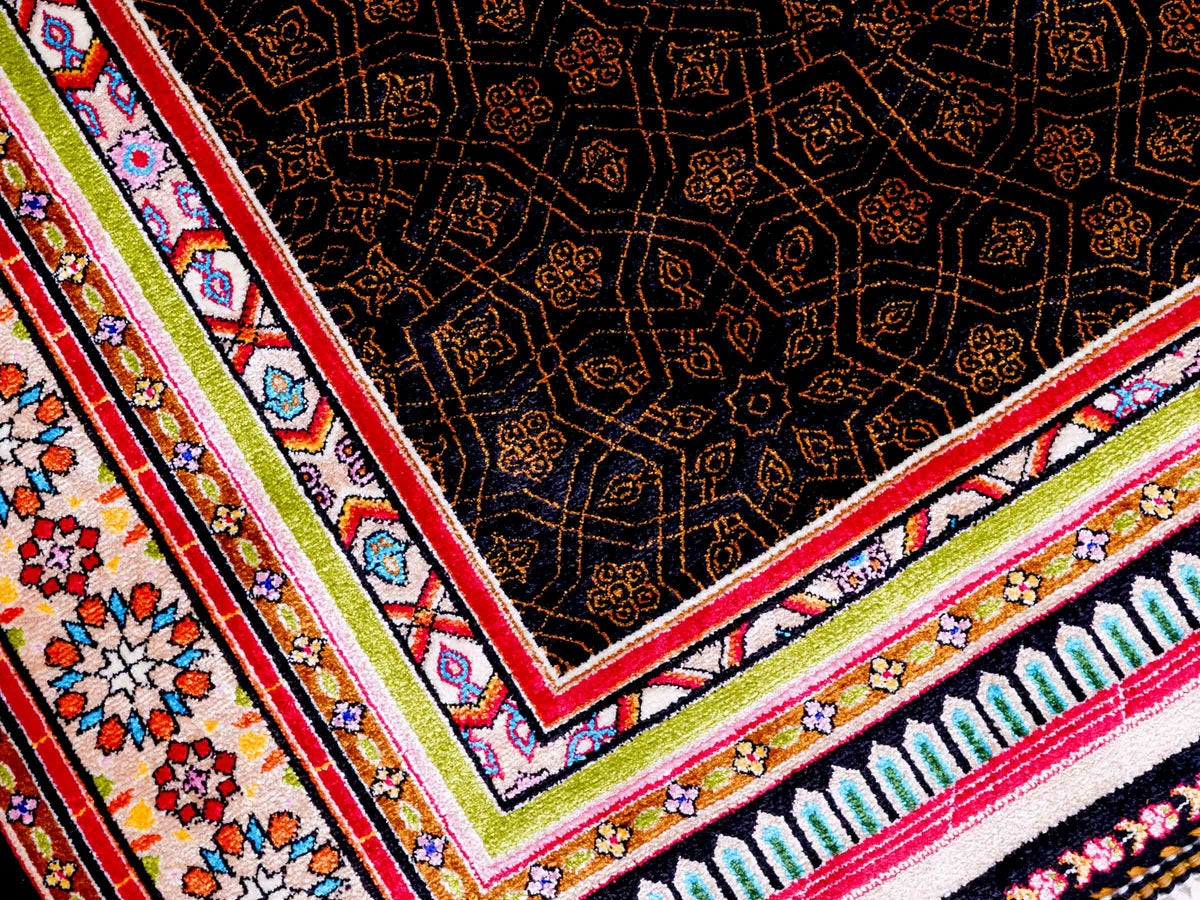 Ghom Gebetsteppich "Momen" 110 x 70 cm gewebt aus Bambusseide (Viskose), islamisches Design, Farbe: Schwarz-Mehrfarbig. Teppichnummer: V101BK077H. Persian Luxury Collection by Khademi. Made in Iran / Persia – Vertrieb durch JUPITER Intl.