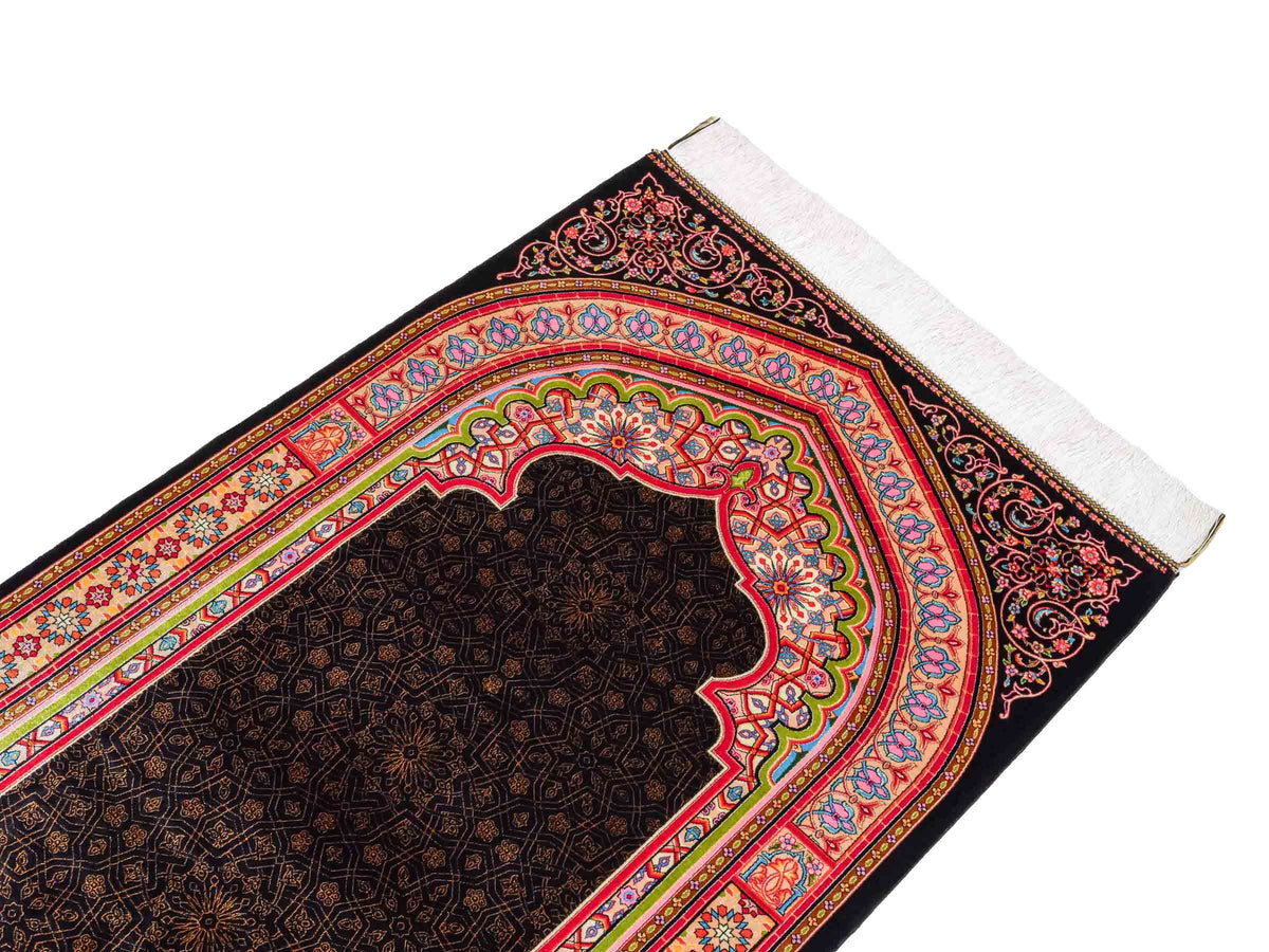 Ghom Gebetsteppich "Momen" 110 x 70 cm gewebt aus Bambusseide (Viskose), islamisches Design, Farbe: Schwarz-Mehrfarbig. Teppichnummer: V101BK077H. Persian Luxury Collection by Khademi. Made in Iran / Persia – Vertrieb durch JUPITER Intl.